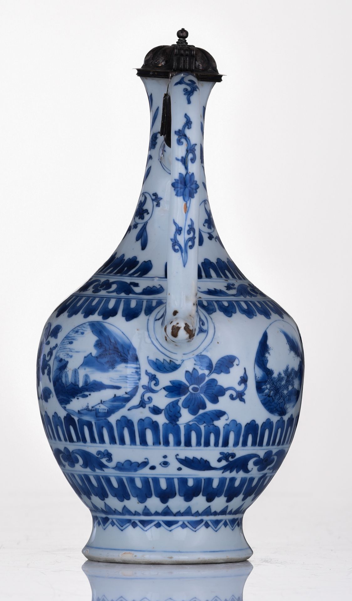 A Chinese blue and white jug with a silver cover, decorated on the neck with a stylised tulip and on - Bild 3 aus 7