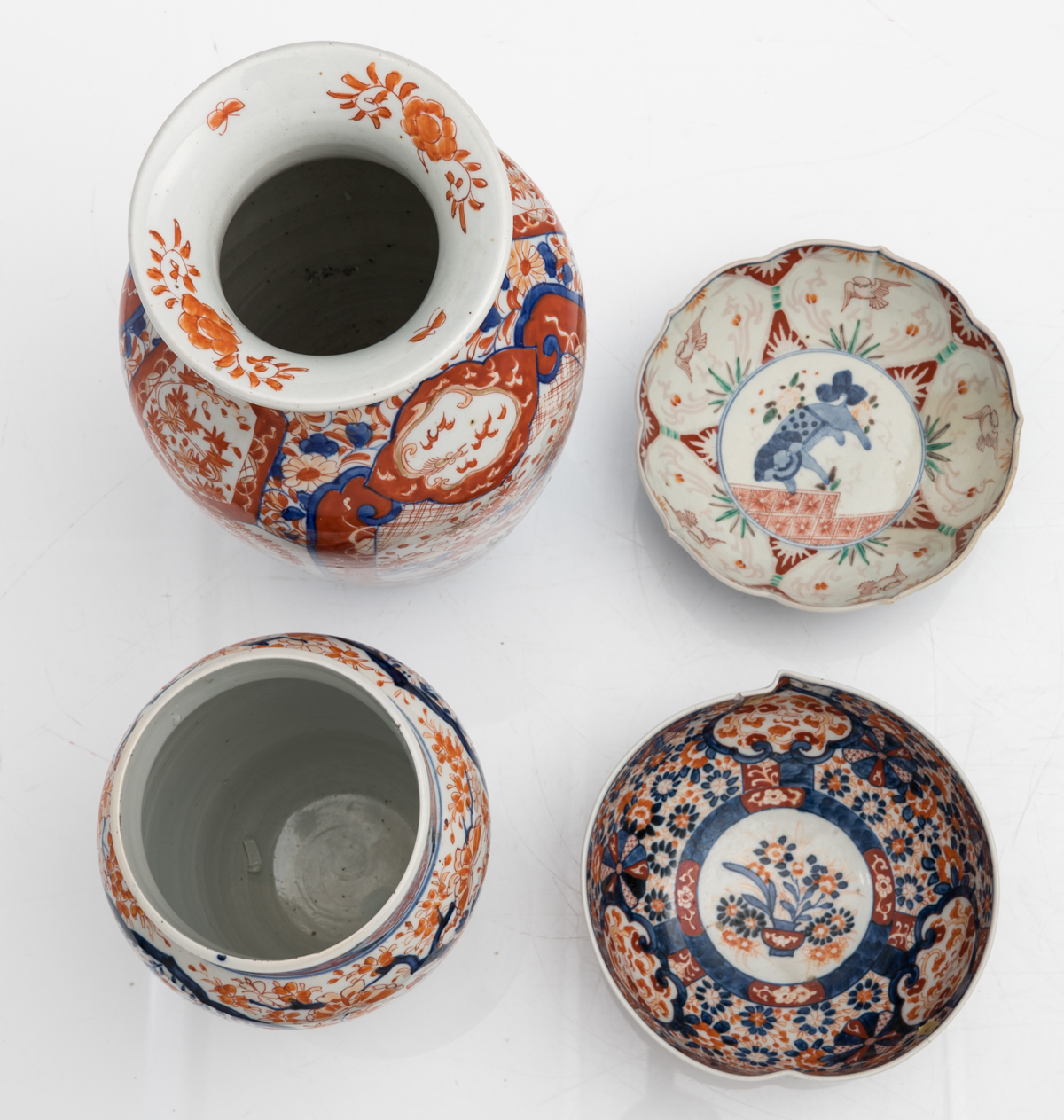 A lot of various Japanese Arita Imari items, consisting of two vases, one large plate, one small pla - Image 6 of 11