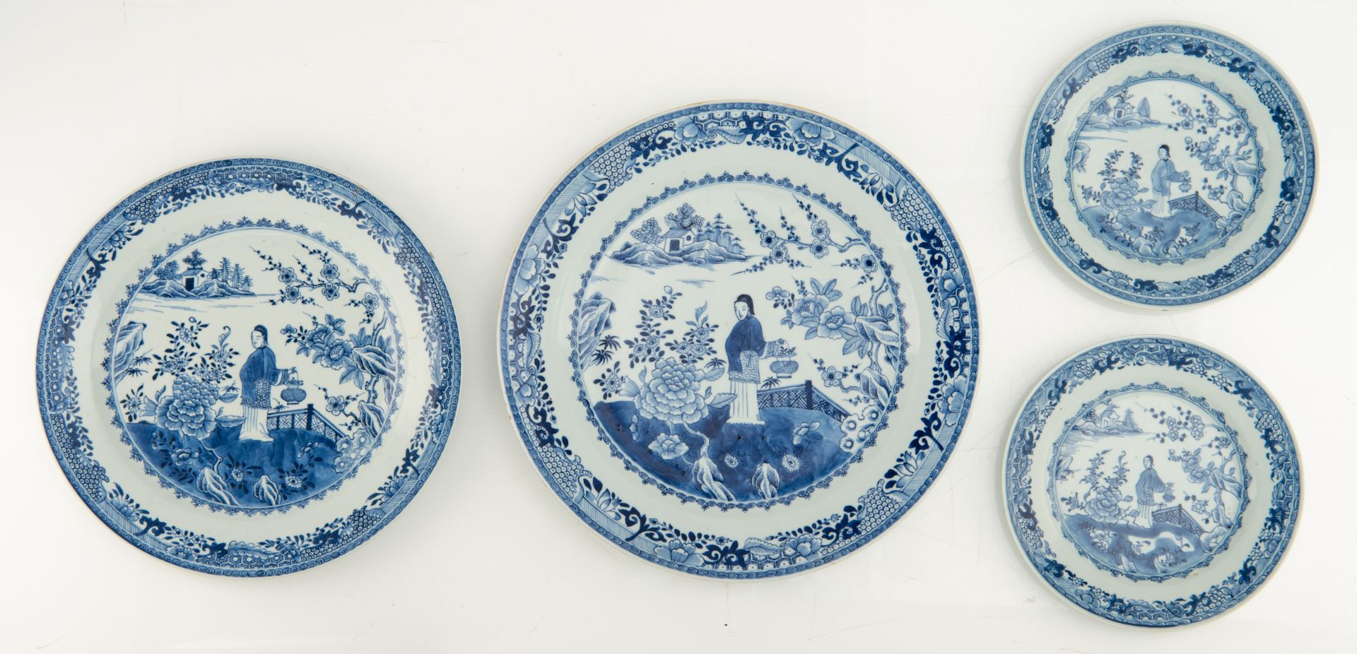 Two Chinese blue and white floral decorated export porcelain plates and two ditto dishes, the well d - Bild 2 aus 3