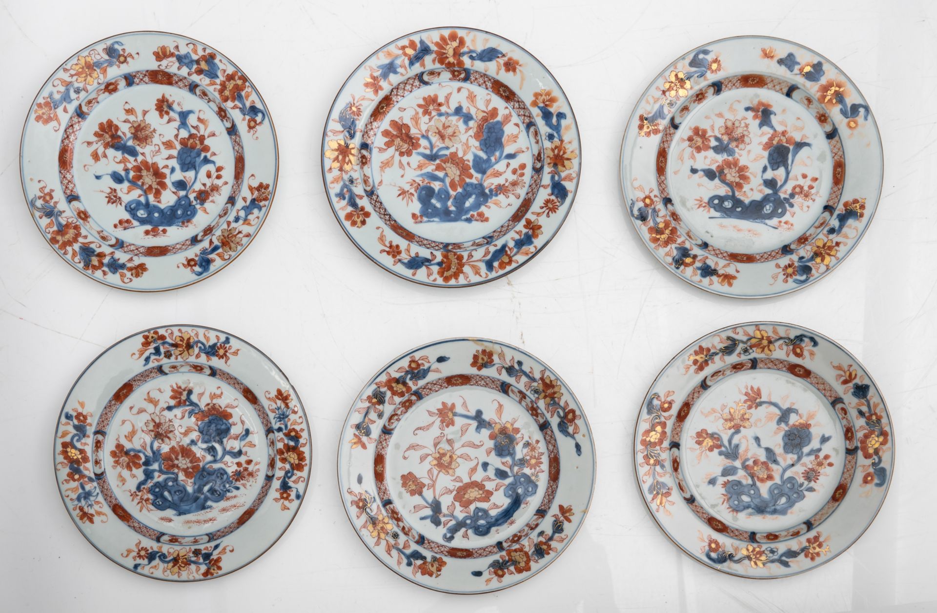 A lot of 35 Chinese Imari porcelain dishes, second quarter of the 18thC, ø 22 - 28 cm - Bild 10 aus 15