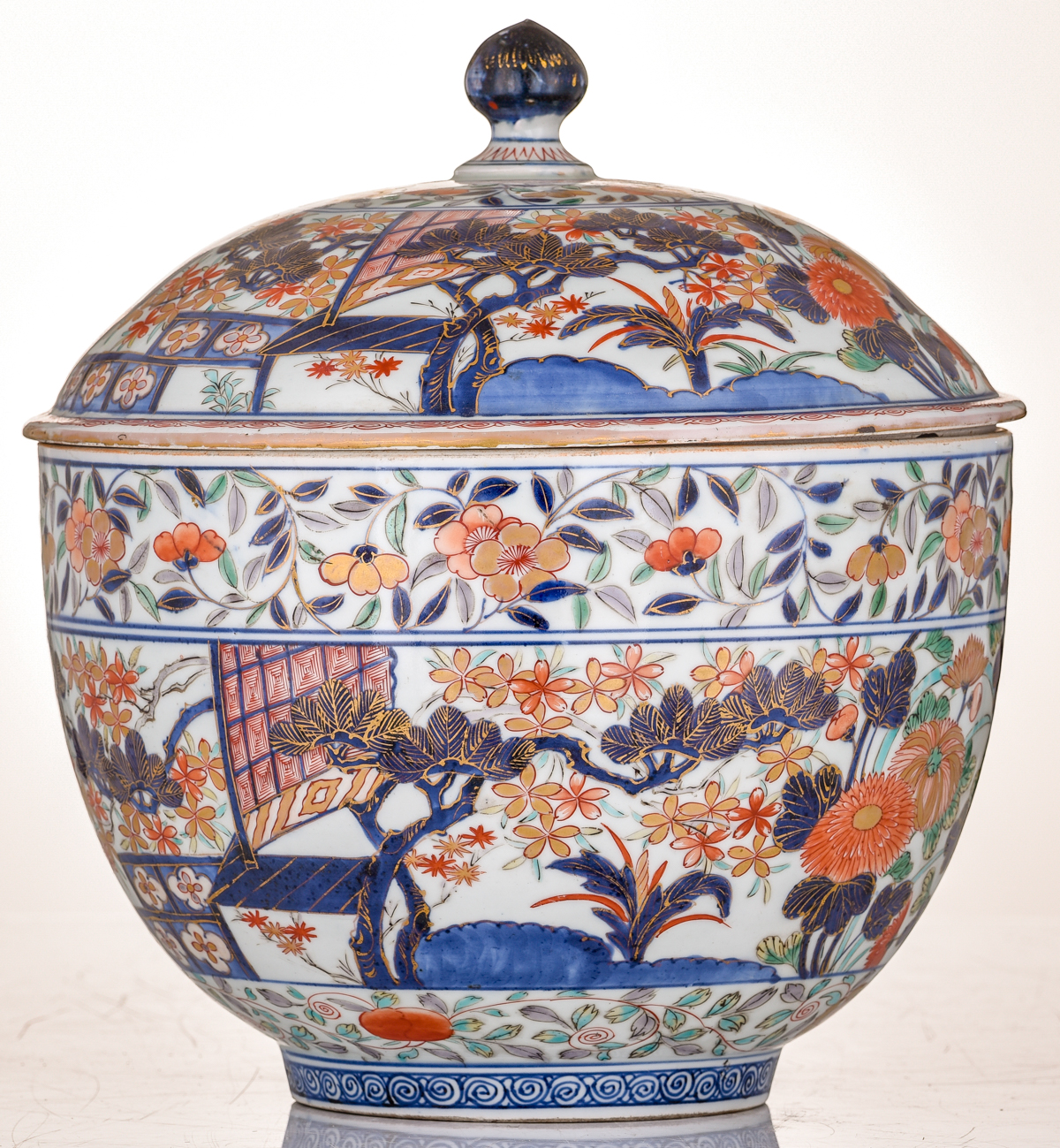 A large Japanese Arita Imari covered bowl, decorated with a pavilion in garden setting, with flower - Image 2 of 7