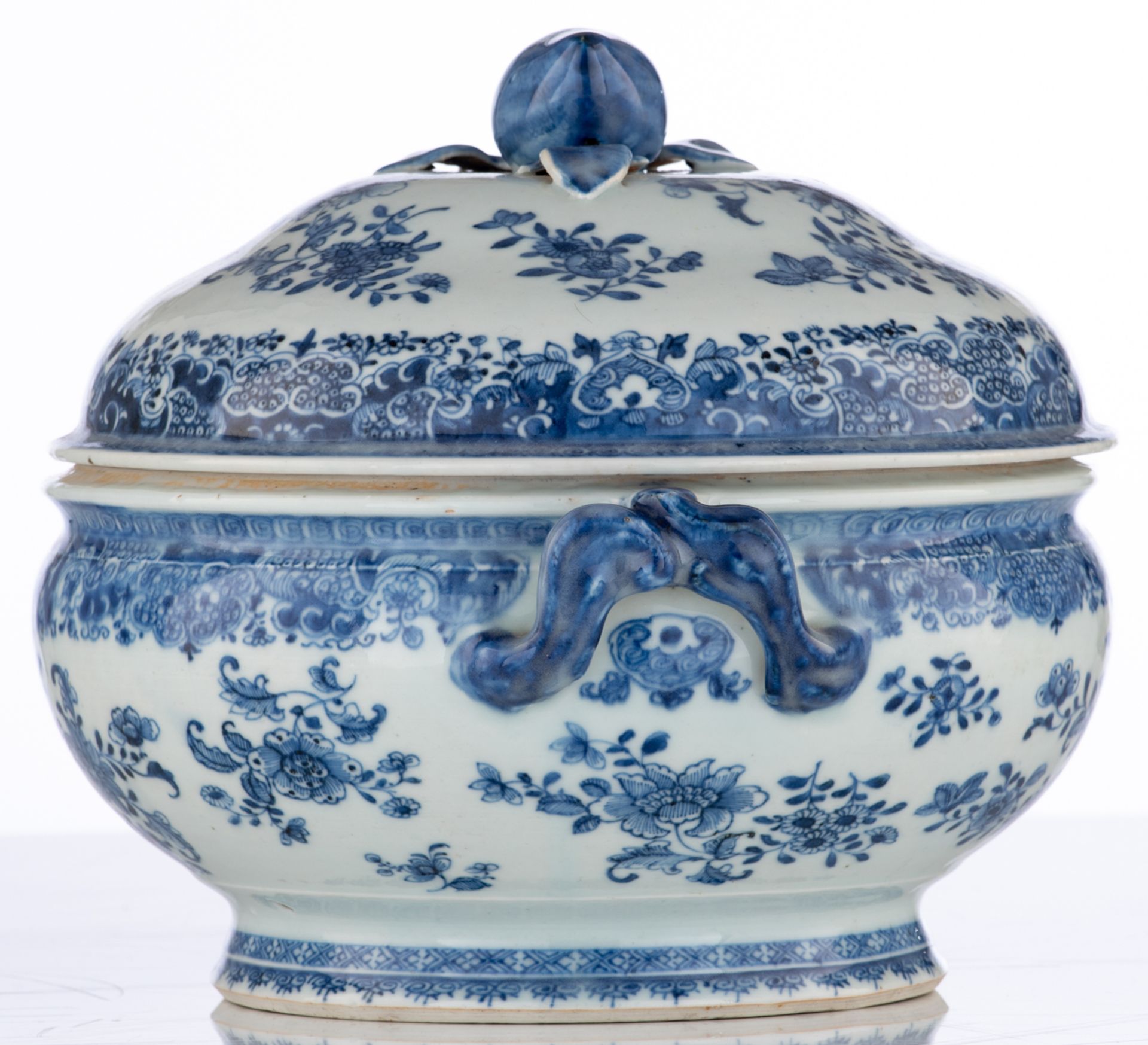 A Chinese blue and white floral decorated export porcelain tureen and plate, the knob peach shaped, - Bild 7 aus 7
