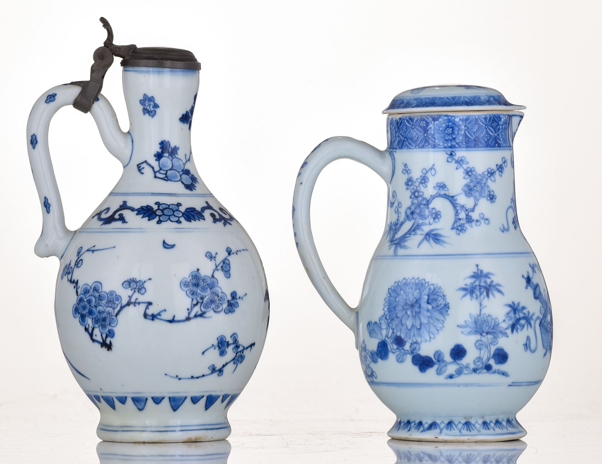 A lot of a Japanese Arita blue and white jug with pewter cover and a covered ewer, 18thC, H 21- 25 c - Image 4 of 7