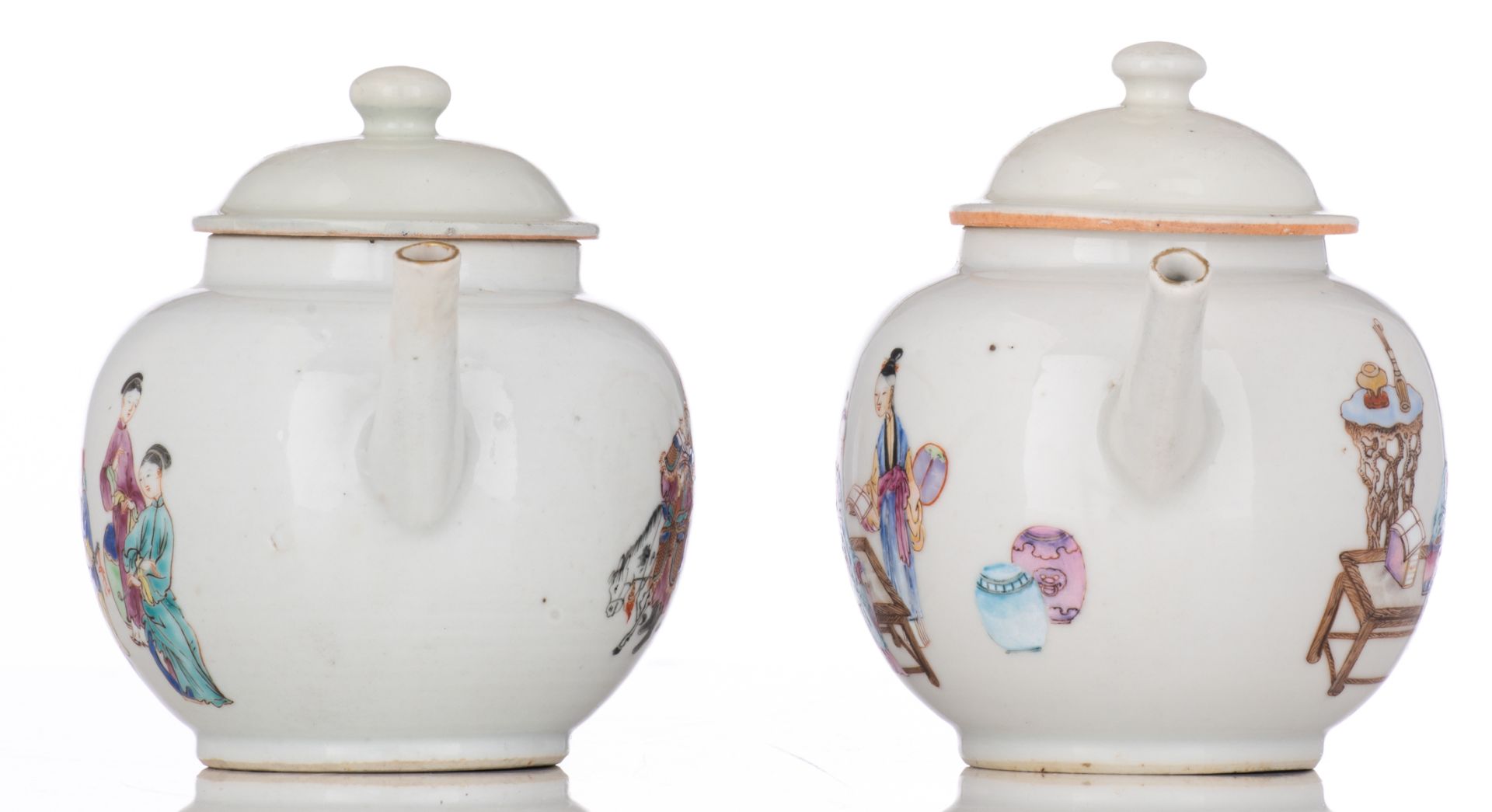 Two Chinese famille rose export porcelain teapots and covers, decorated with gallant scenes, 18thC, - Bild 4 aus 6