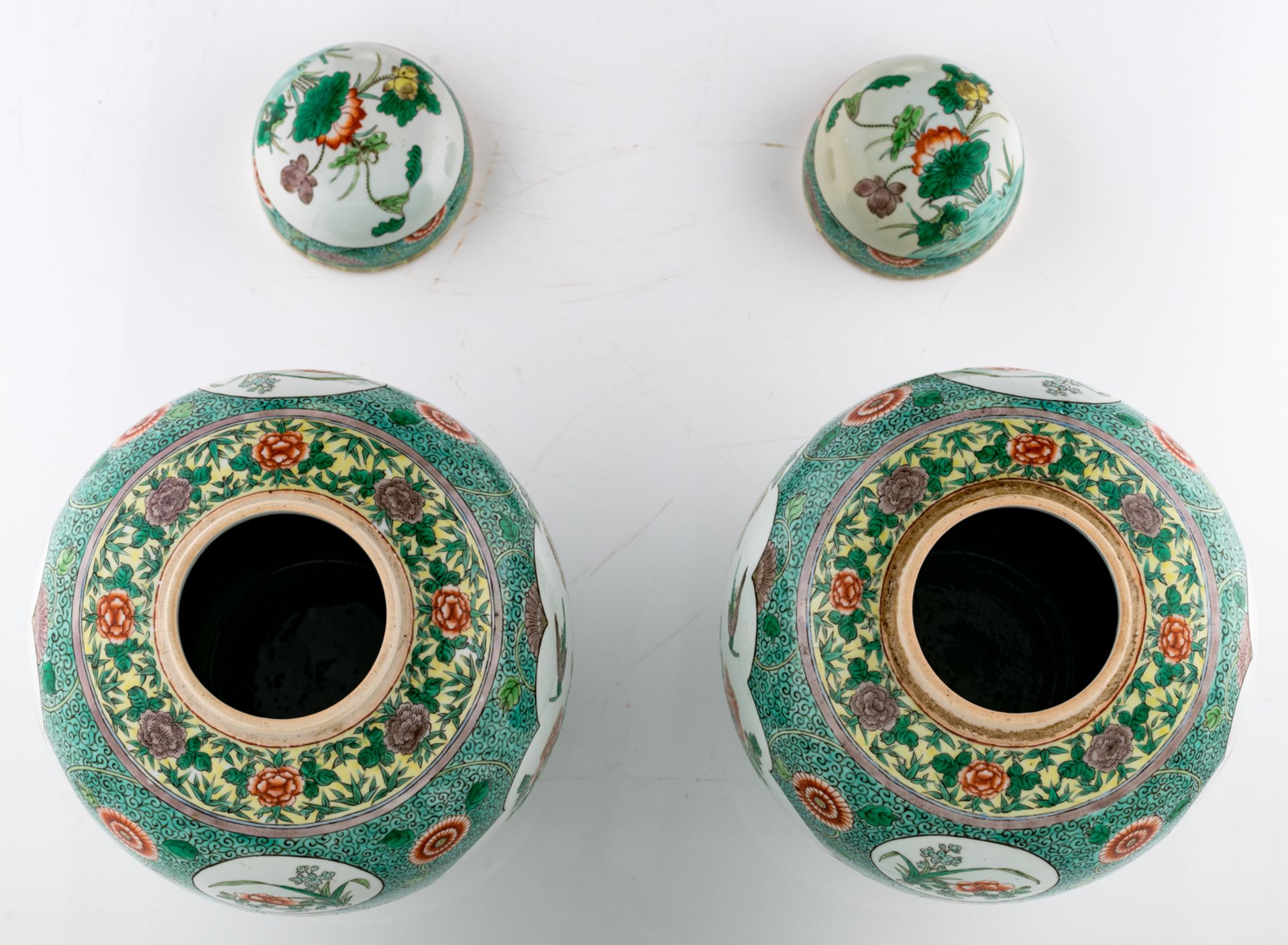 Two large famille verte baluster shaped jars and cover, of baluster shape, richly decorated with nat - Bild 6 aus 7