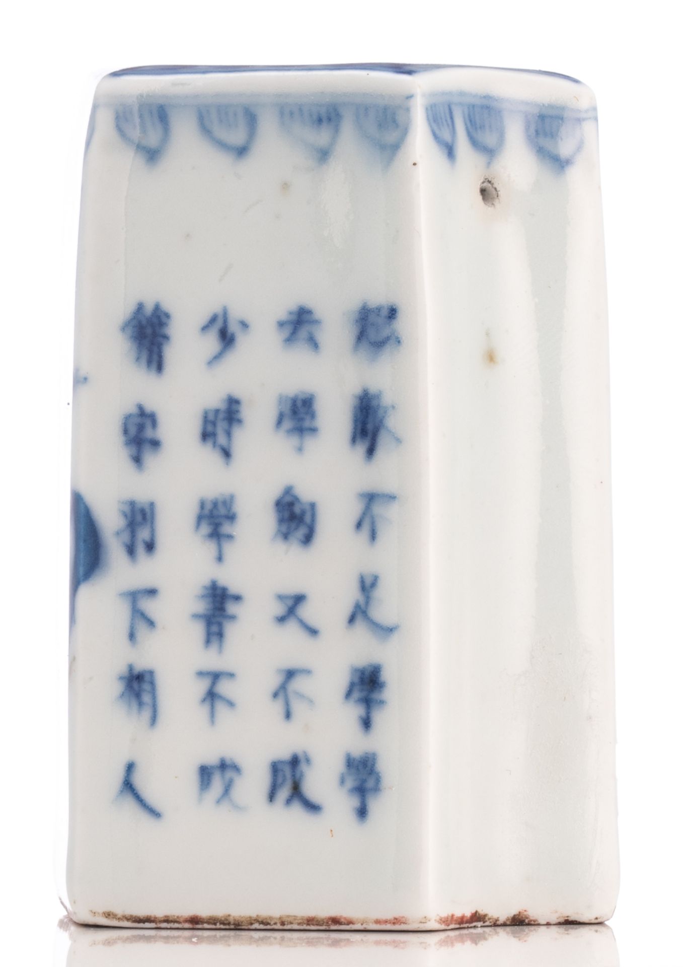 A Chinese hexagonal blue and white seal, decorated with warriors and calligraphic text, H 7,5 cm - Bild 3 aus 7