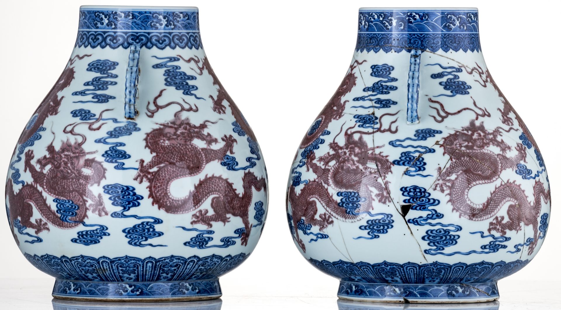 A near pair of Chinese cobalt blue and copper red Hu vases, decorated with dragons amongst clouds, t - Bild 4 aus 6