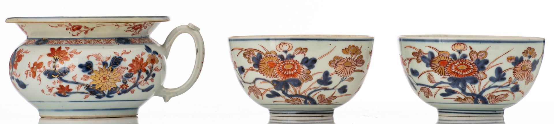 A lot of a Chinese Imari chamber pot and two bowls, decorated with flower branches, ca. 1740 - 1750, - Bild 4 aus 7
