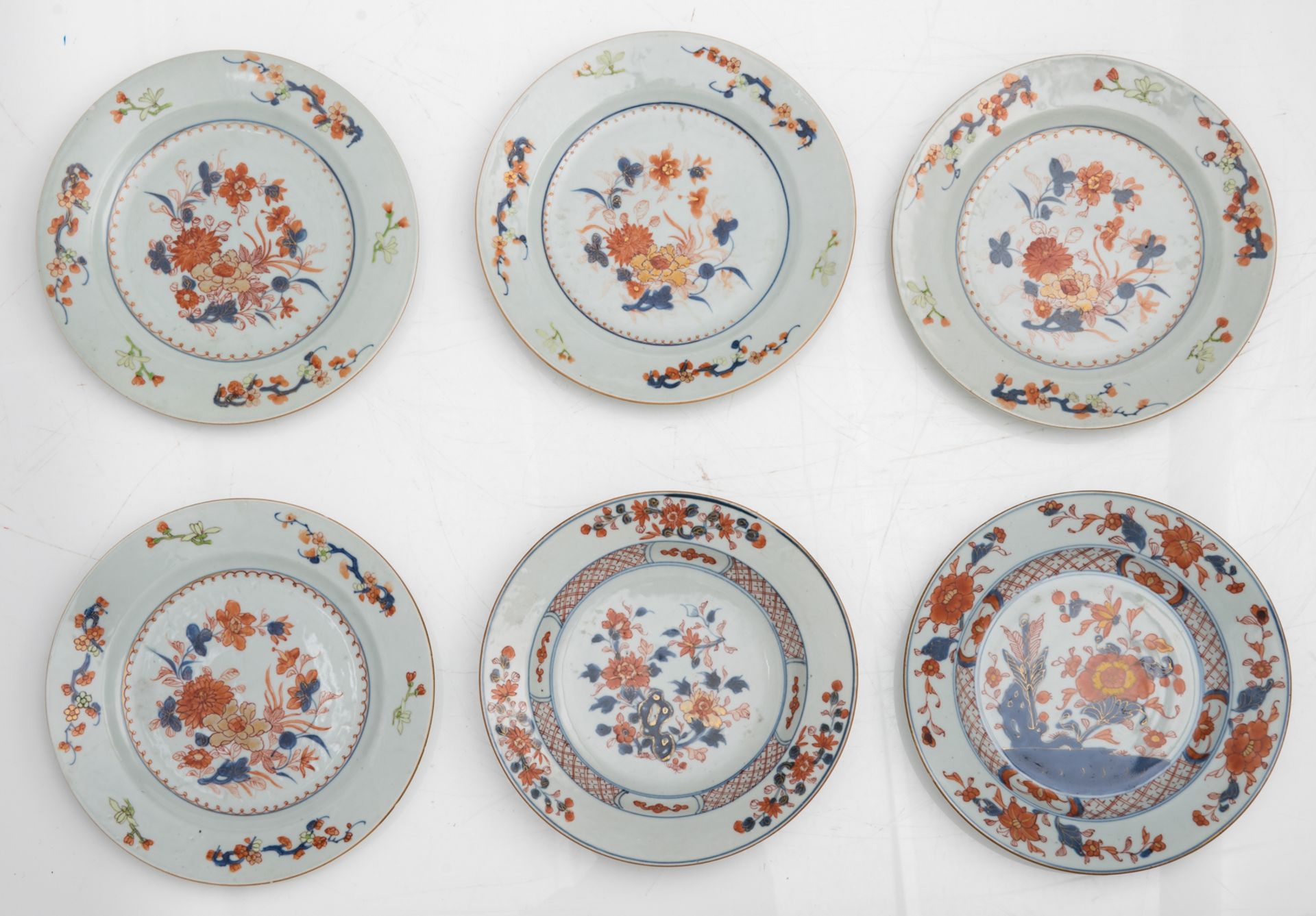 A lot of 35 Chinese Imari porcelain dishes, second quarter of the 18thC, ø 22 - 28 cm - Bild 2 aus 15