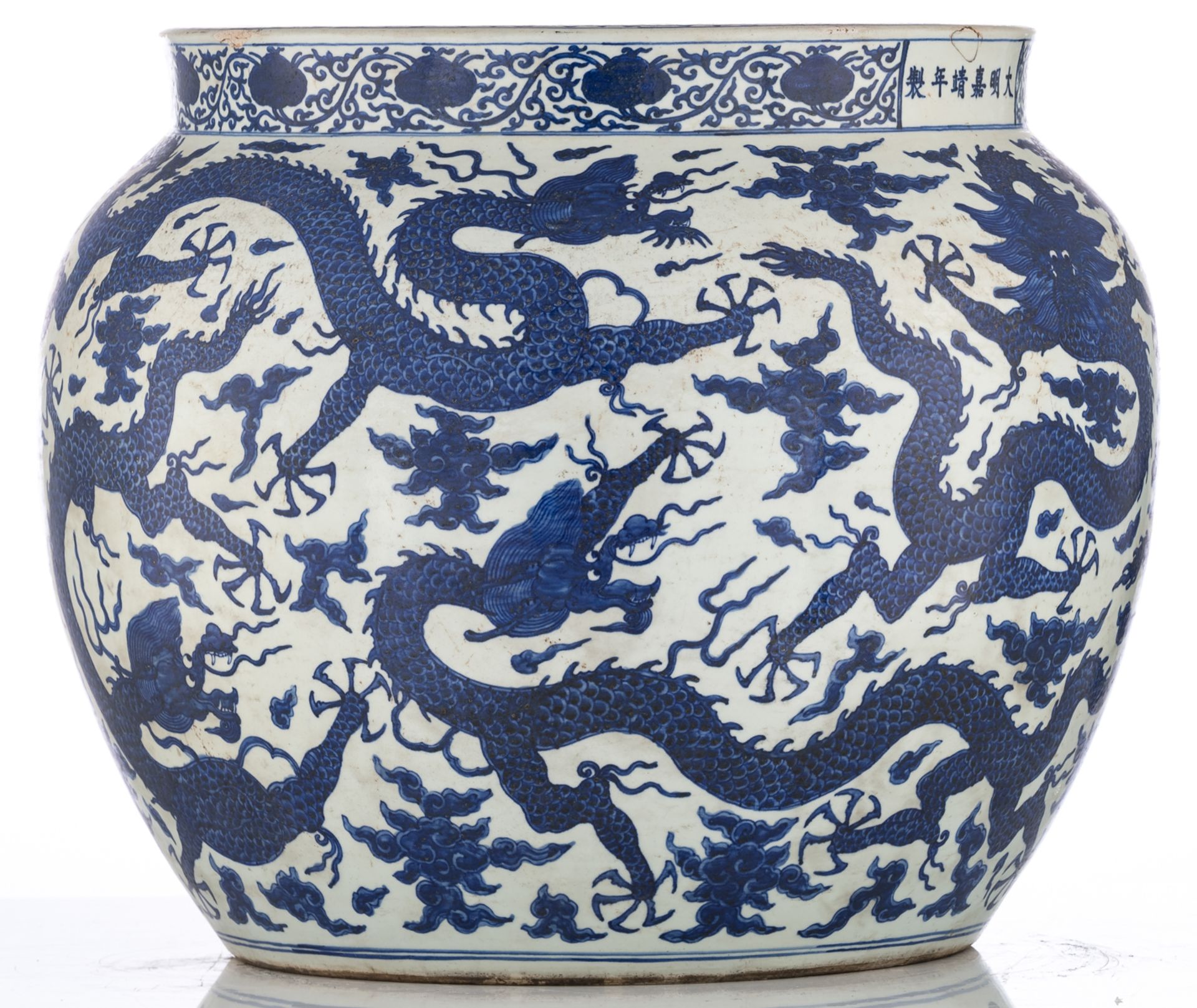 A Chinese blue and white fishbowl, overall decorated with dragons amongst clouds, H 58 - ø 70 cm - Bild 5 aus 8