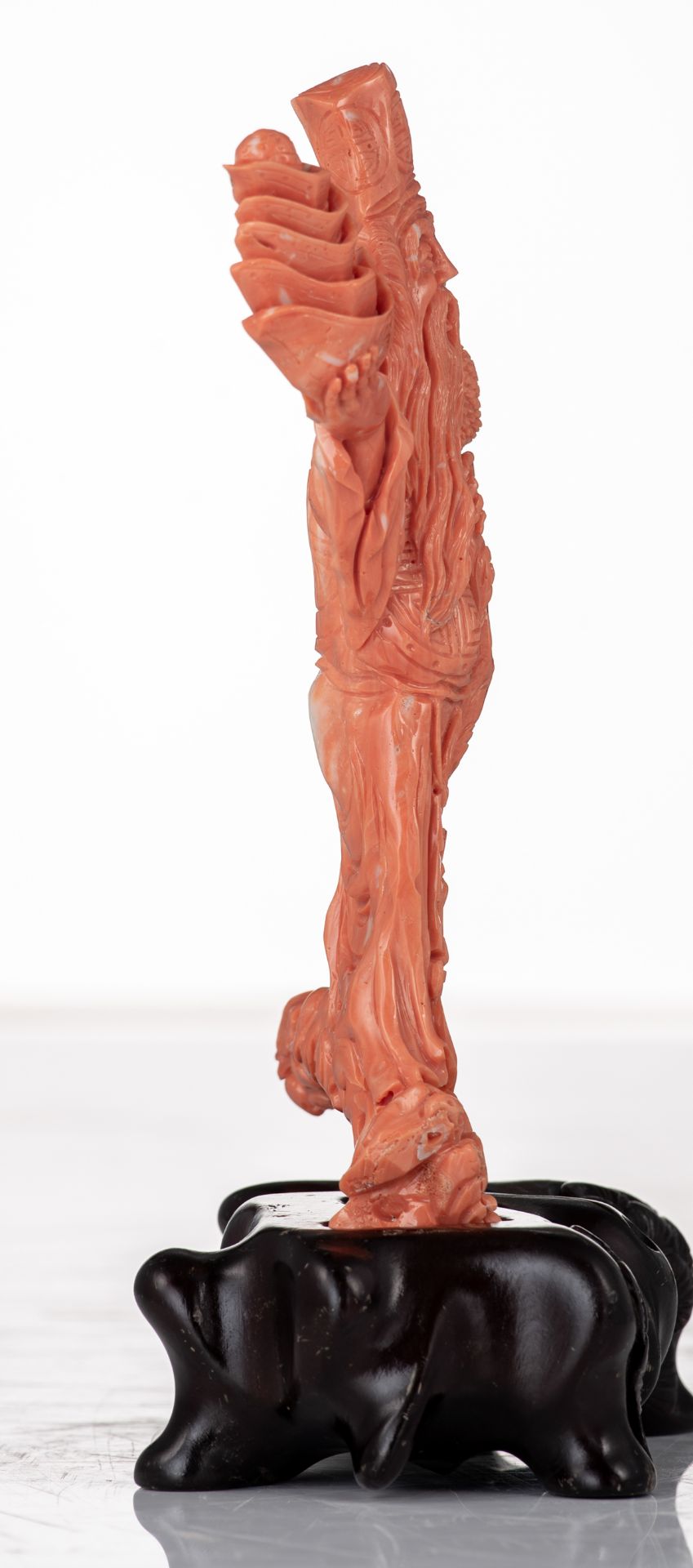 A fine red coral sculpture, depicting Tsai Shen Yeh, the God of Wealth, on a matching hardwooden bas - Bild 5 aus 5
