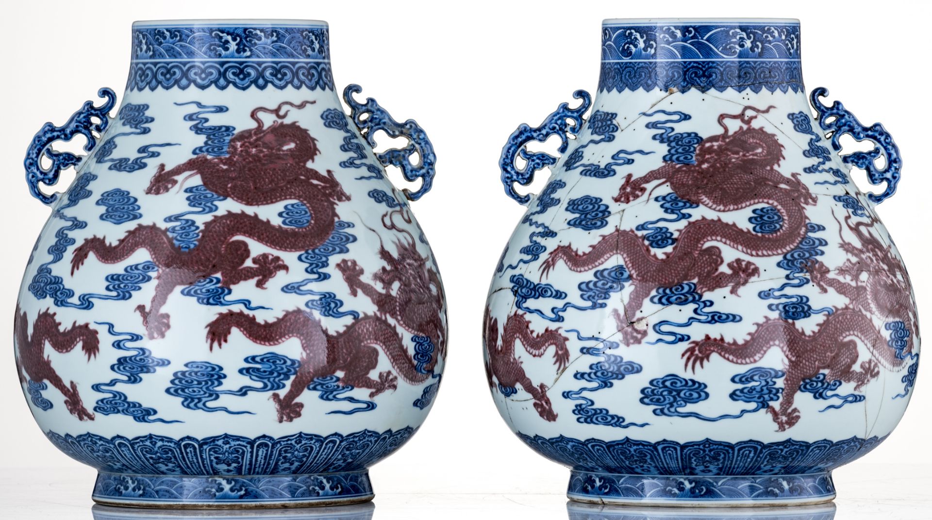 A near pair of Chinese cobalt blue and copper red Hu vases, decorated with dragons amongst clouds, t - Bild 3 aus 6