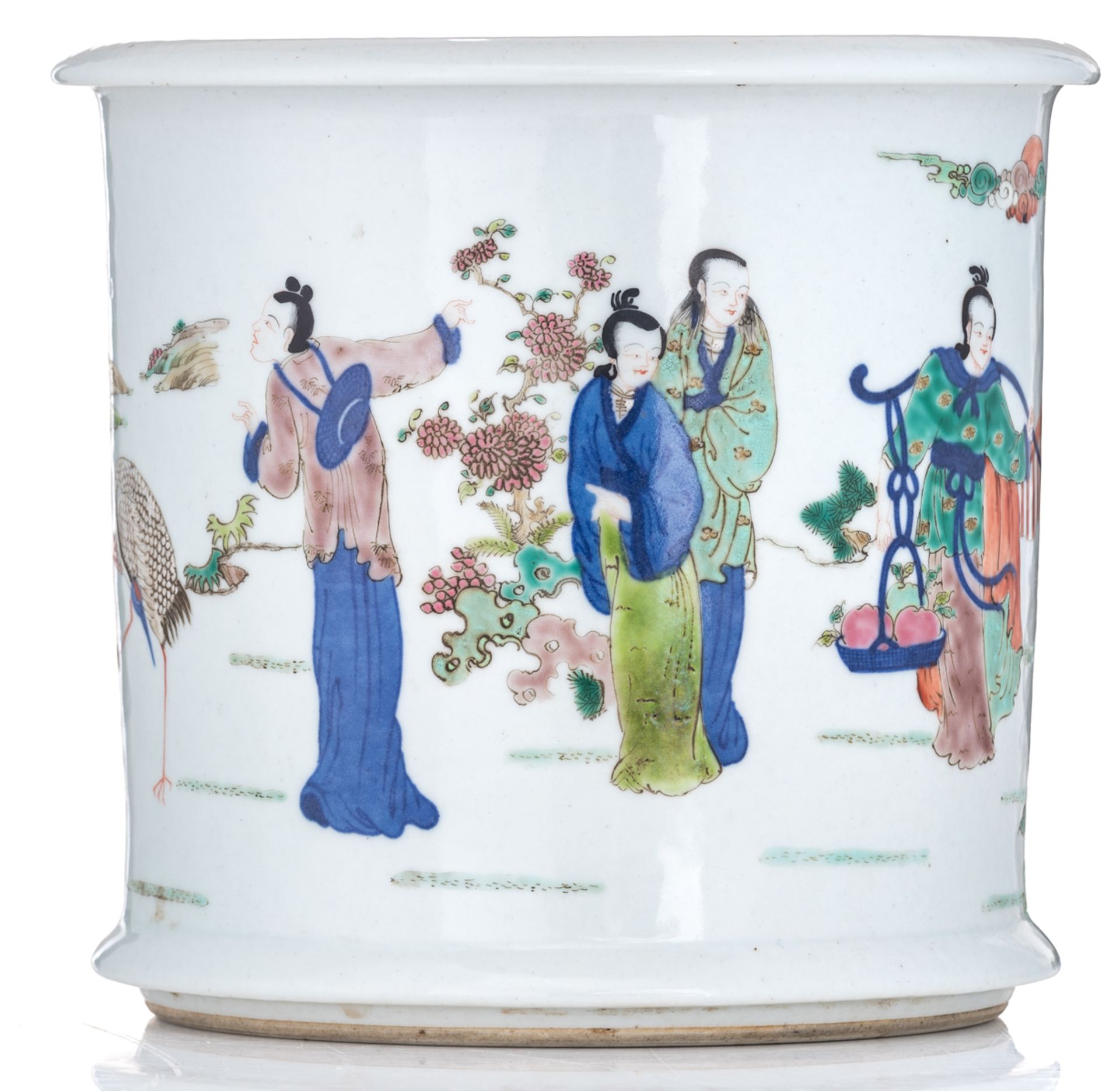 A Chinese polychrome brush pot, decorated with figures and birds in a landscape, with a Jiajing mark - Bild 5 aus 7