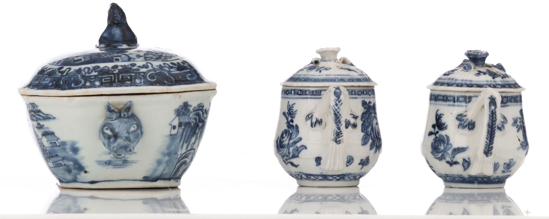 A lot of various Chinese blue and white porcelain items, consisting of two large bowls, a small ture - Bild 9 aus 11