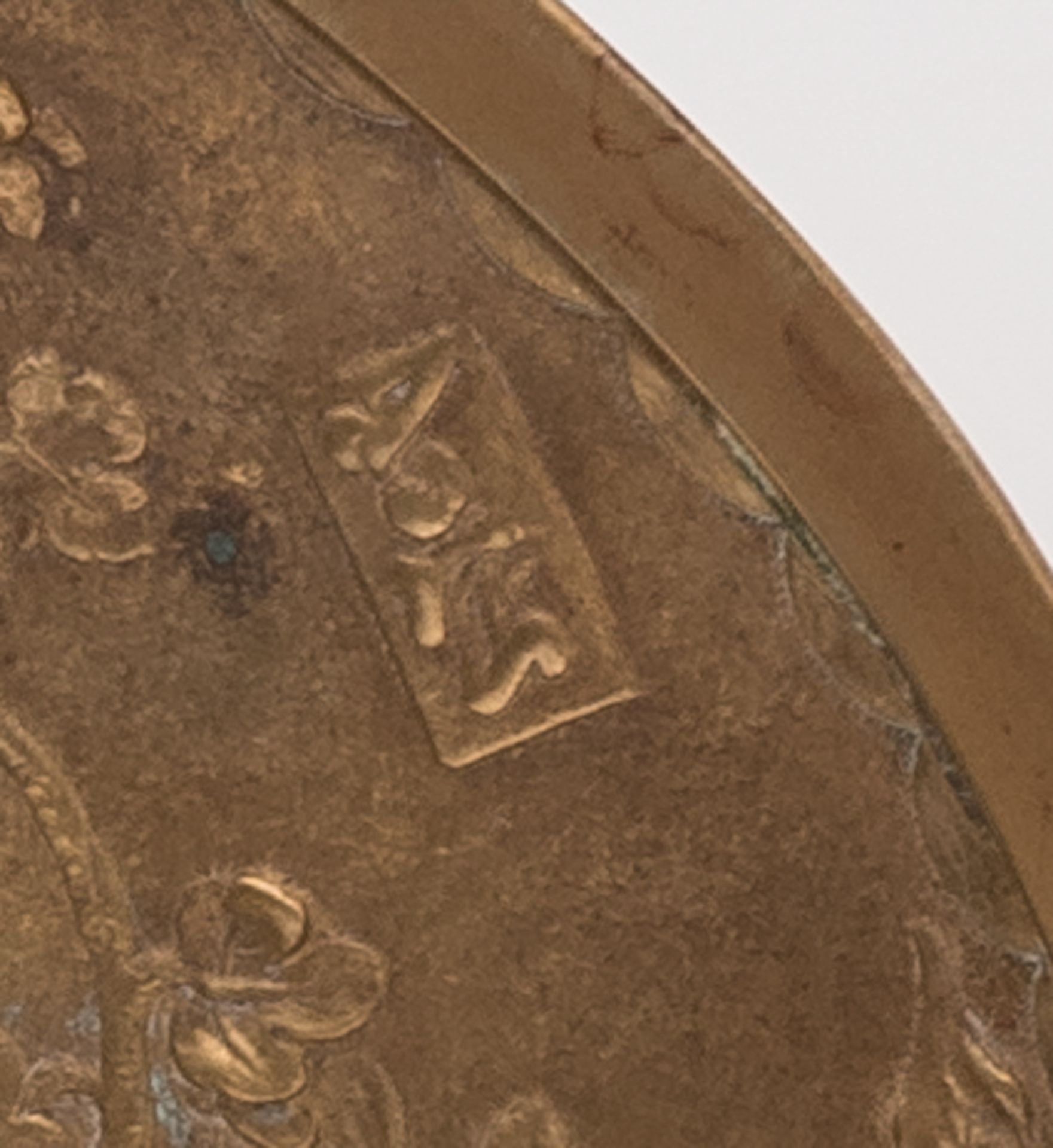 A bronze ornamental footed dish, the well decorated with birds in a landscape, the tripod base eleph - Bild 9 aus 9