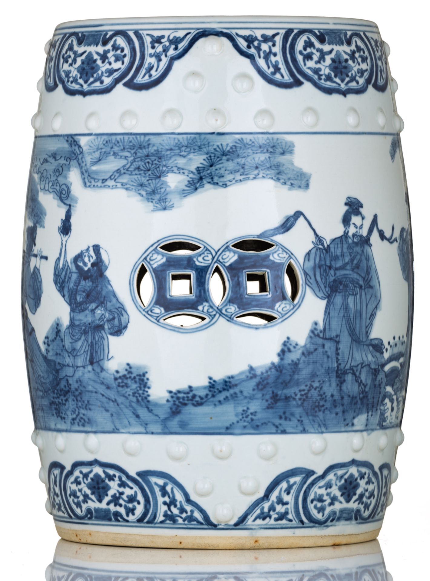 A Chinese blue and white garden seat, decorated with an animated scene with figures, H 48 - ø 35 cm - Bild 2 aus 6