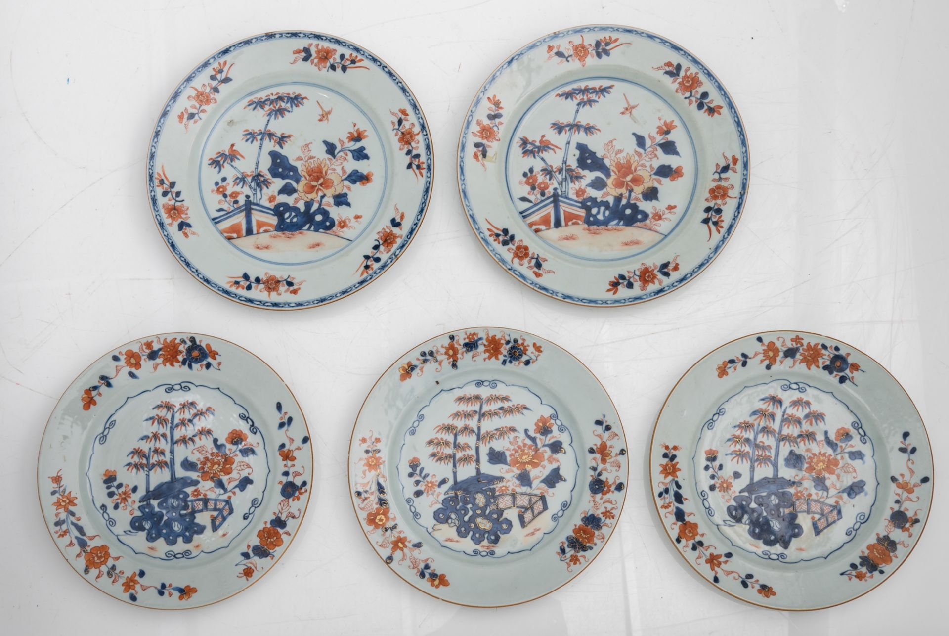 A lot of 35 Chinese Imari porcelain dishes, second quarter of the 18thC, ø 22 - 28 cm - Bild 8 aus 15