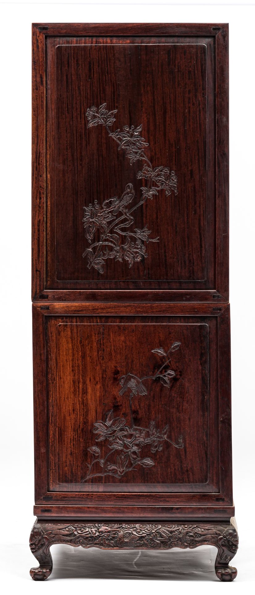An Oriental four door cabinet in exotic hardwood, the doors sculpted with dragons amongst clouds, th - Bild 4 aus 6