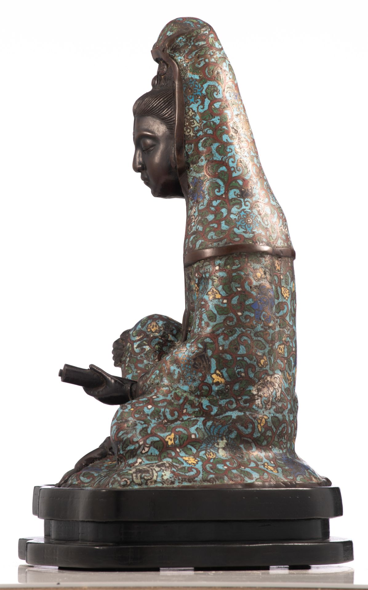 A Chinese seated Guanyin, champlevé enameled bronze, on a wooden base, about 1900, H 46 cm - Image 2 of 6