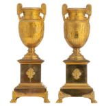 A pair of gilt, patinated and polished bronze Medici vases, on their ditto base, H 29,5 cm