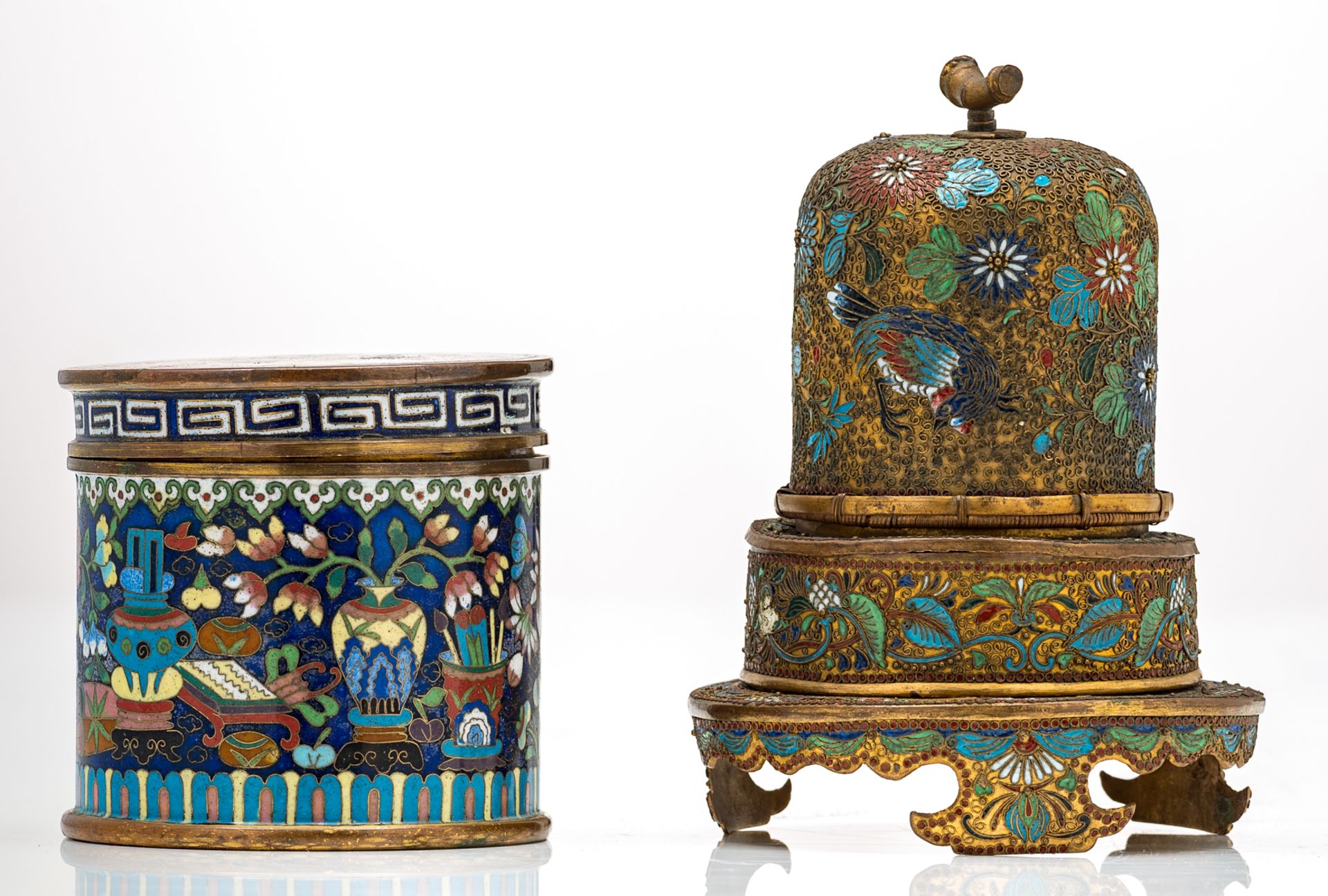 A lot of various Chinese cloisonné enamel and filigree ornamental miniature vases and boxes and cove - Bild 8 aus 11