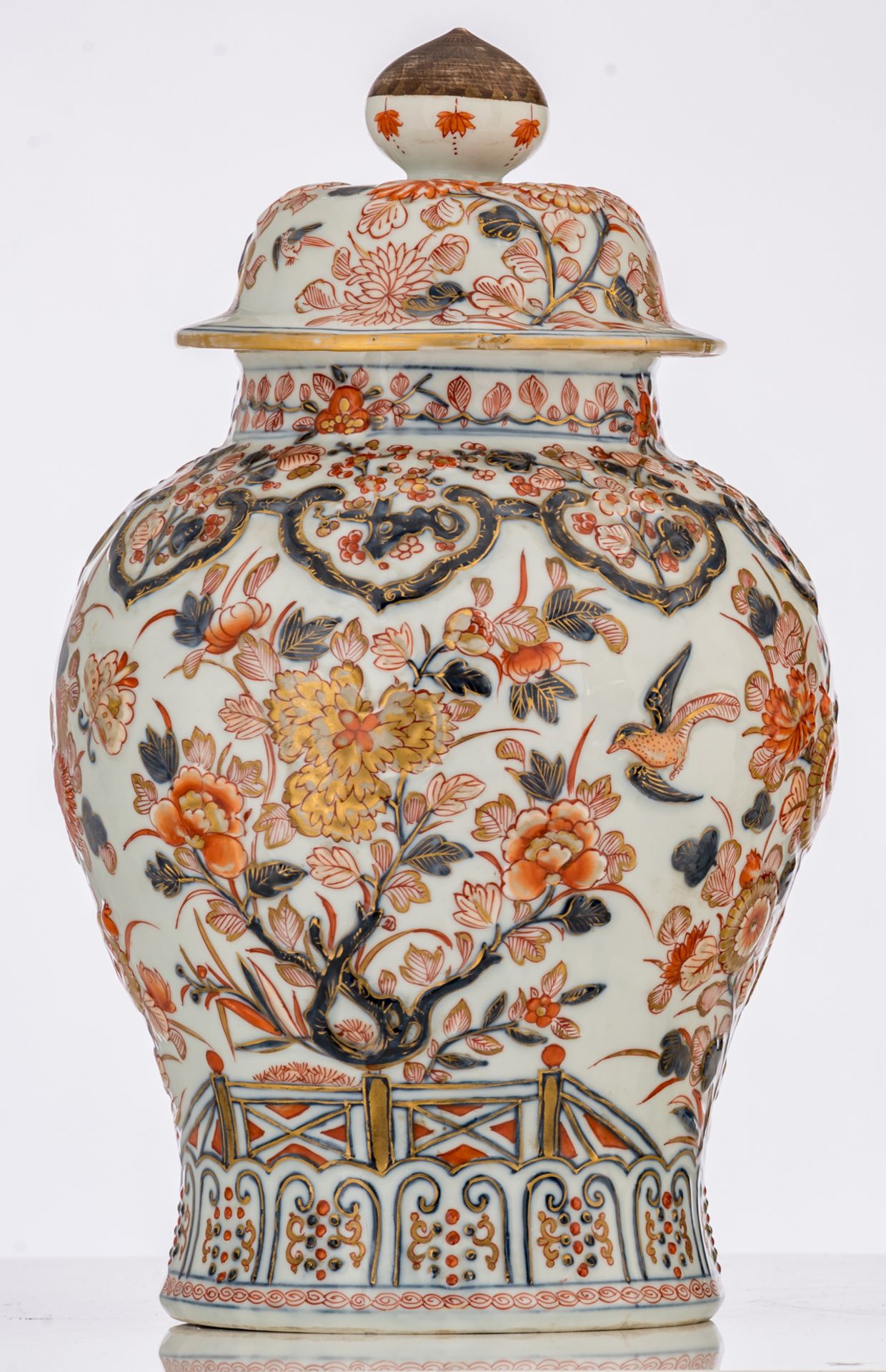 A Chinese Imari and relief decorated covered jar, 19thC, H 46,5 cm - Bild 5 aus 7