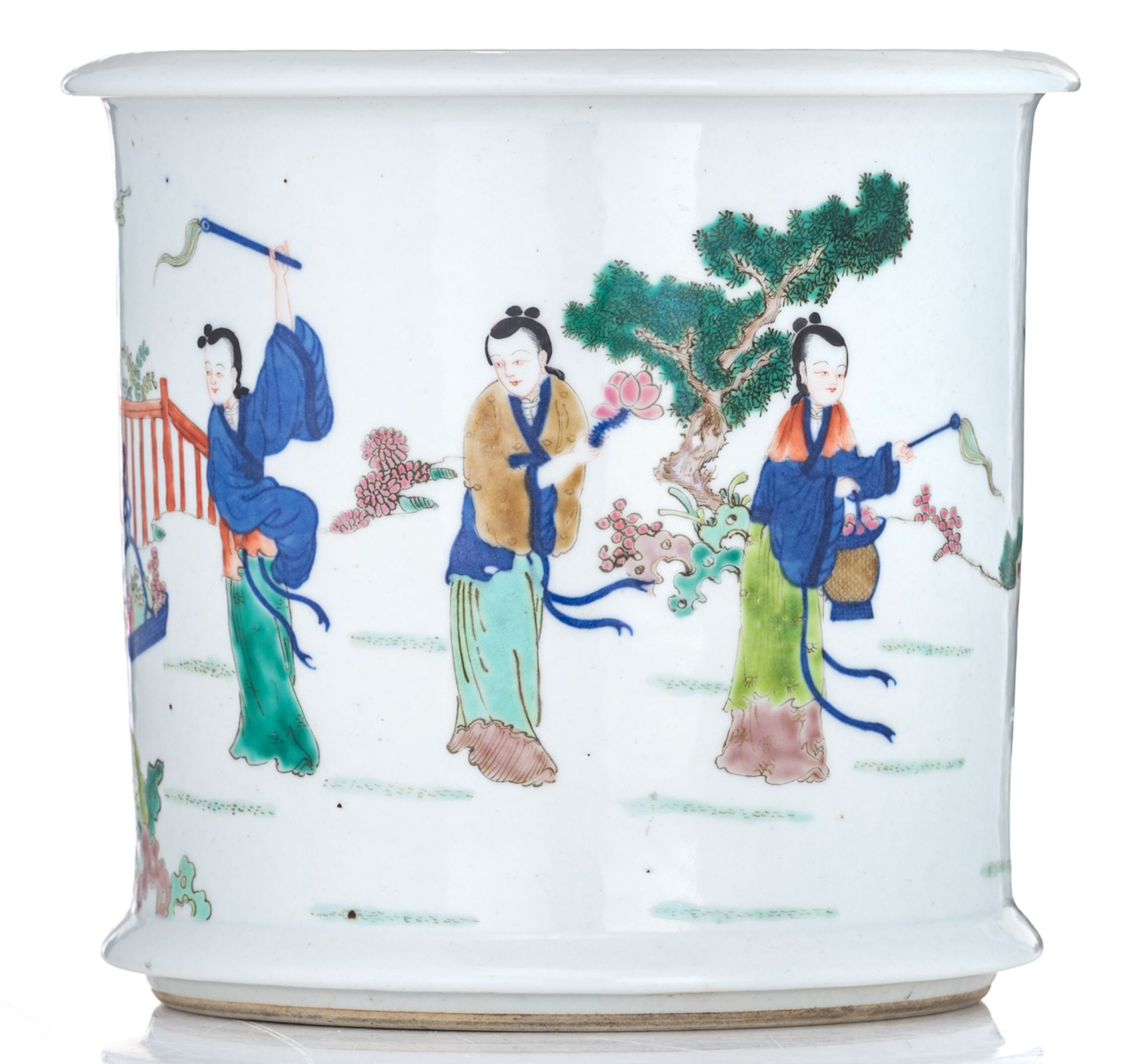 A Chinese polychrome brush pot, decorated with figures and birds in a landscape, with a Jiajing mark - Bild 3 aus 7