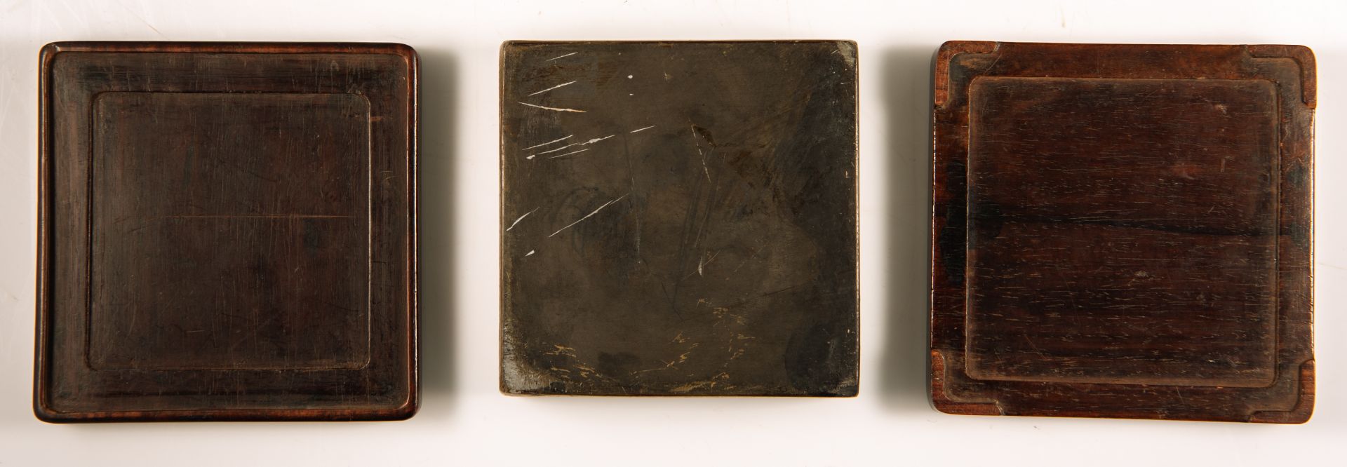 A Chinese ink stone in a wooden box and cover, the cover decorated with calligraphic texts, H 6 - W - Bild 3 aus 5