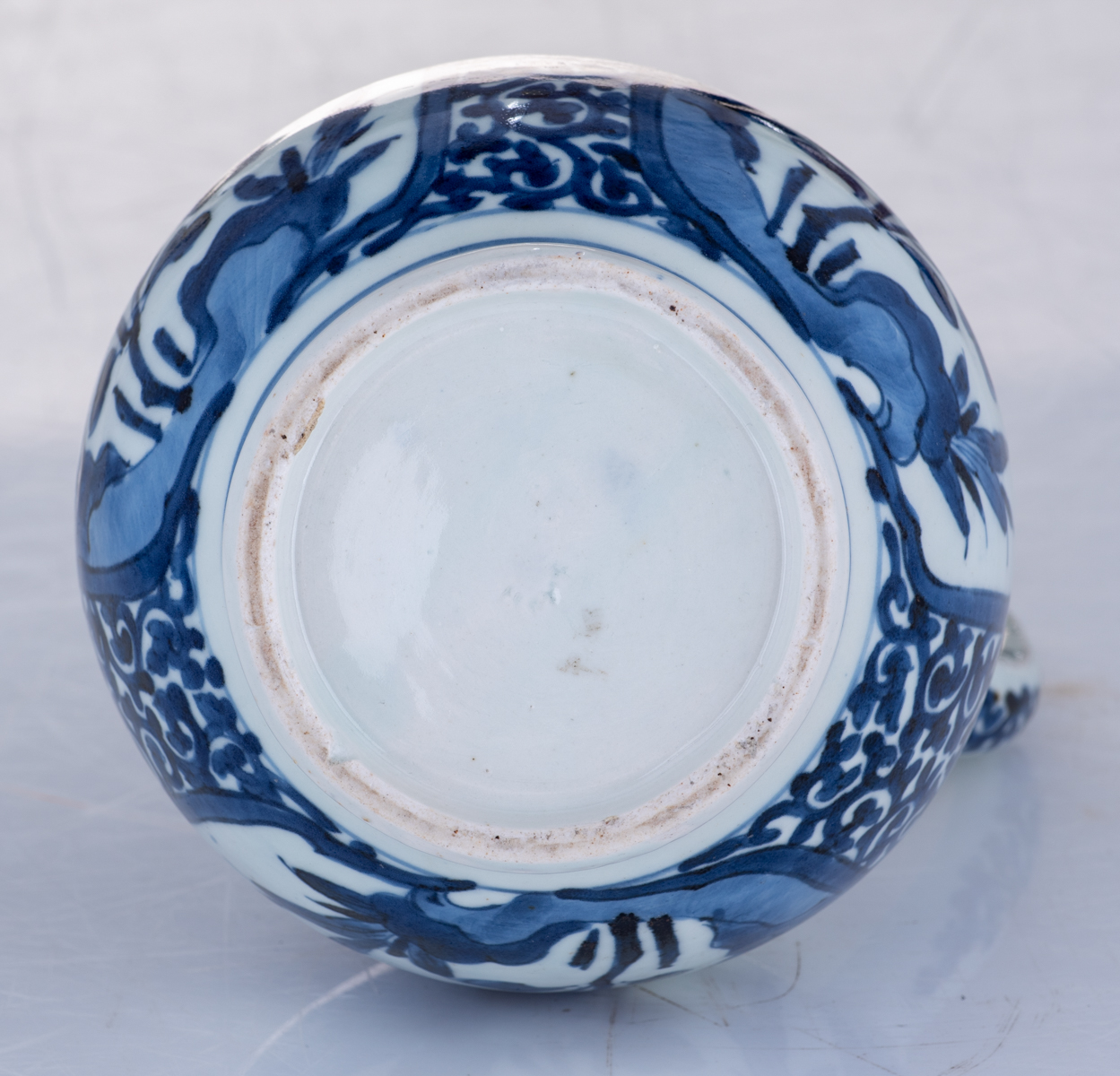 A Japanese last quarter of the 17thC Arita jug, with blue and white scrollwork all over, and roundel - Image 8 of 8