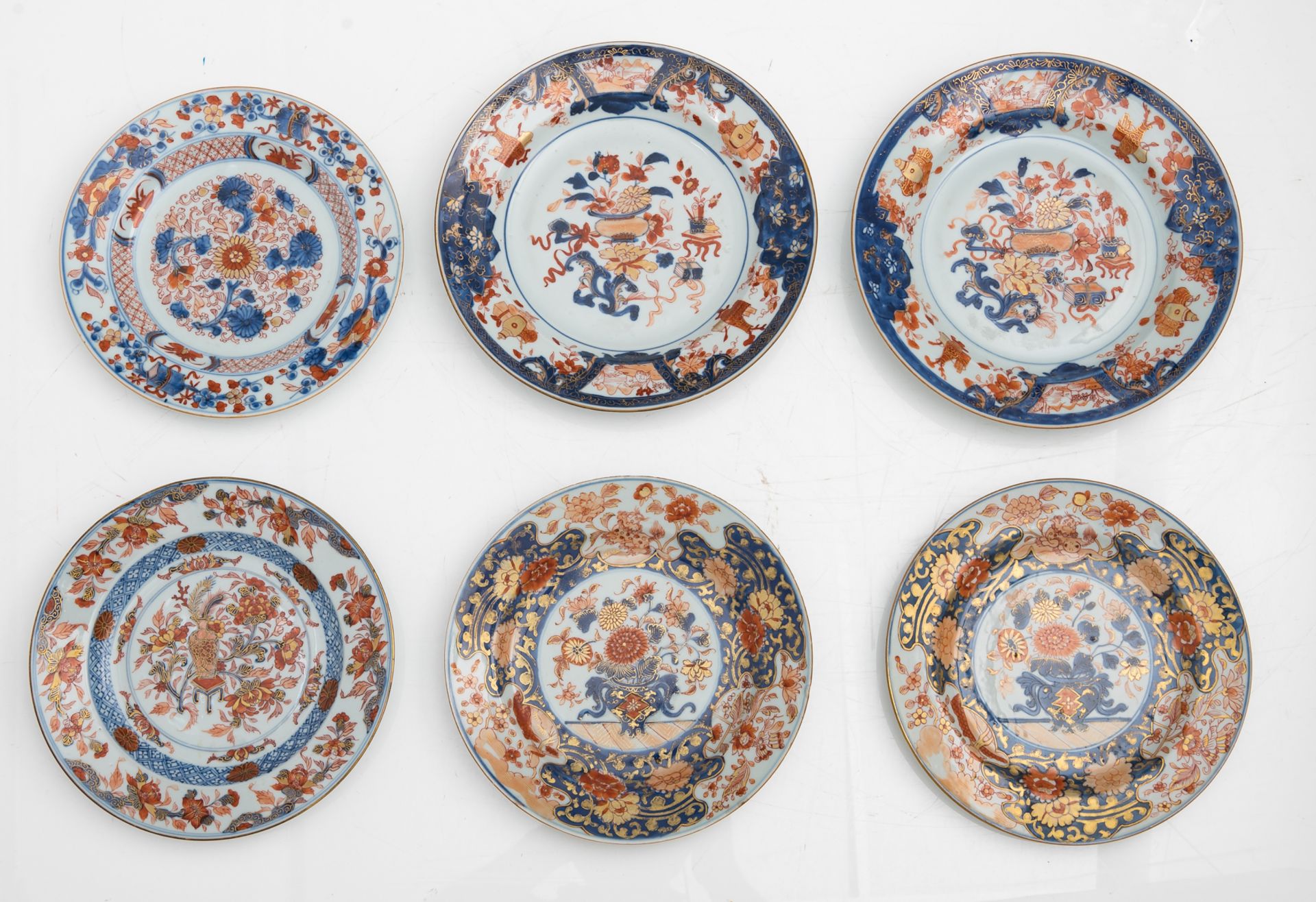 A lot of 30 Chinese Imari dishes, second quarter of the 18thC, ø 22,8 - 28,2 cm - Bild 8 aus 11