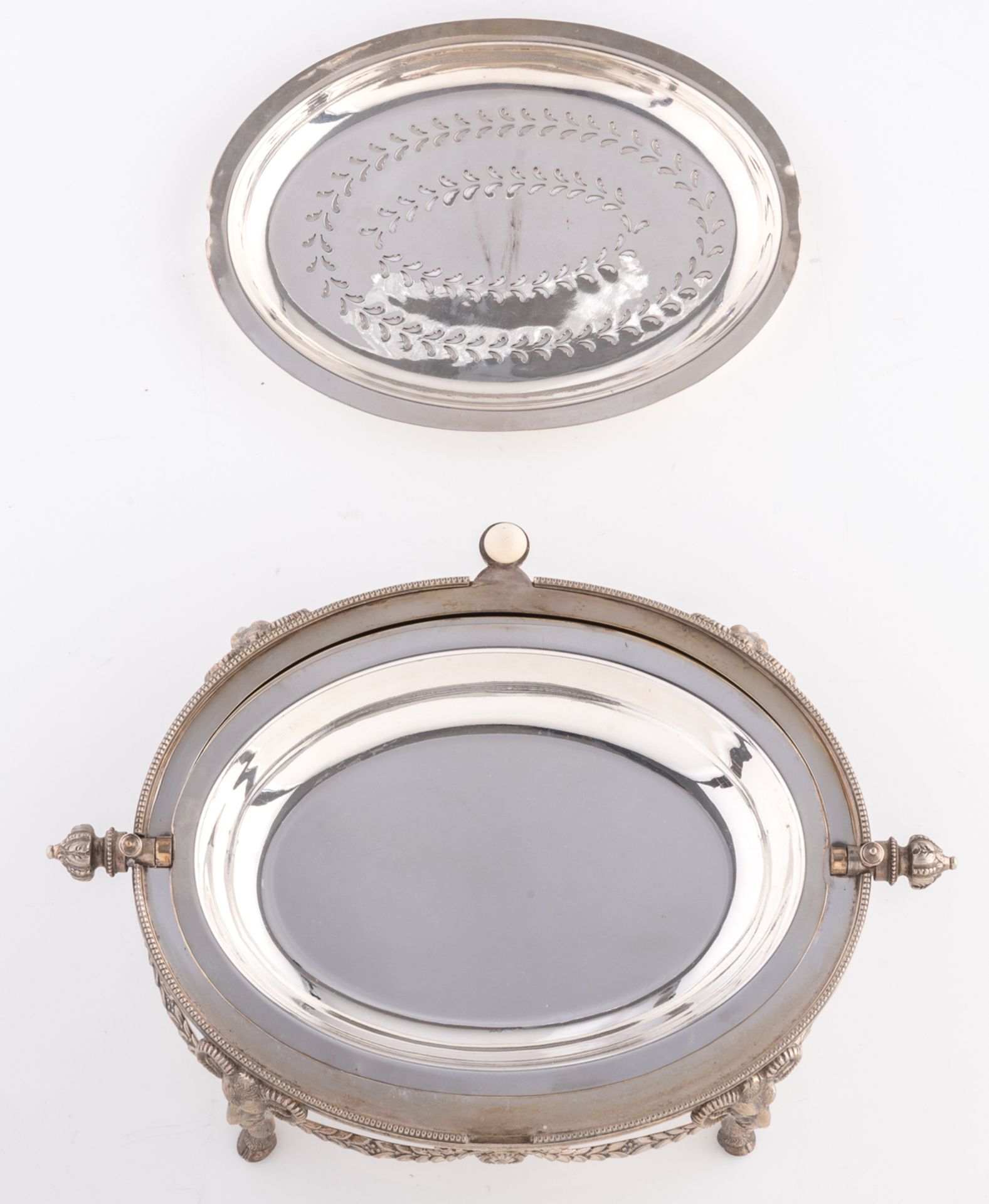 An English silver plated neoclassical covered caviar server with a bone handle, H 25 - W 38 - D 24 c - Bild 8 aus 10