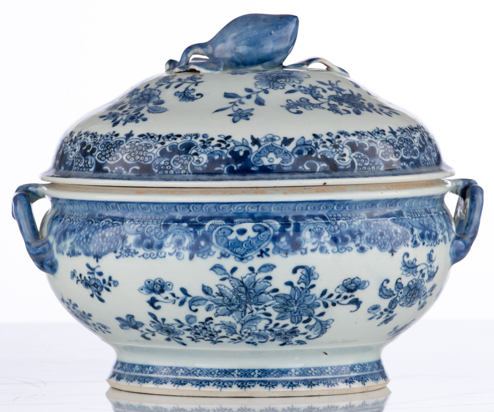 A Chinese blue and white floral decorated export porcelain tureen and plate, the knob peach shaped, - Bild 6 aus 7