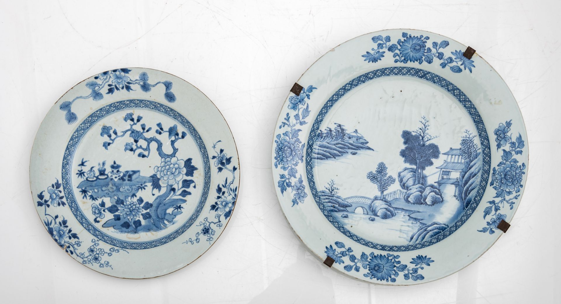 A lot of one pair and various large Chinese porcelain blue and white plates, decorated with a garden - Image 6 of 19