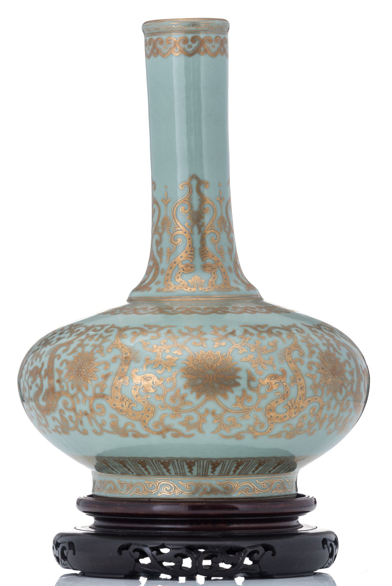 A Chinese celadon ground gilt decorated bottle vase, with a Qianlong mark, H 33,5 cm - Bild 5 aus 7