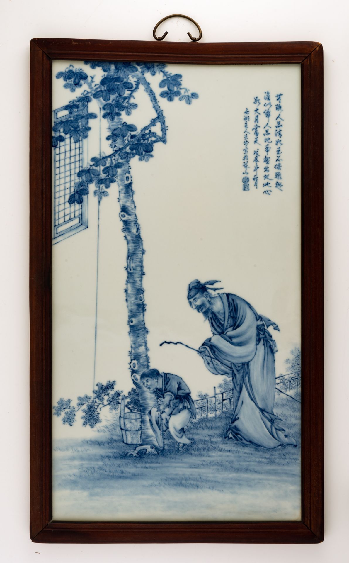 A Chinese blue and white porcelain plaque, decorated with figures in a landscape and calligraphic te - Bild 2 aus 4