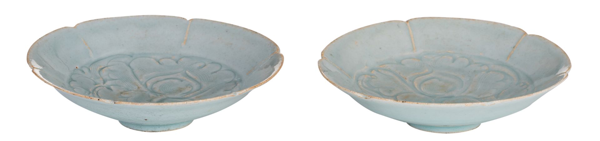 Two Chinese Song dynasty incised lotus shaped dishes with lobed edge, H 4 - ø 15,5 - 16 cm