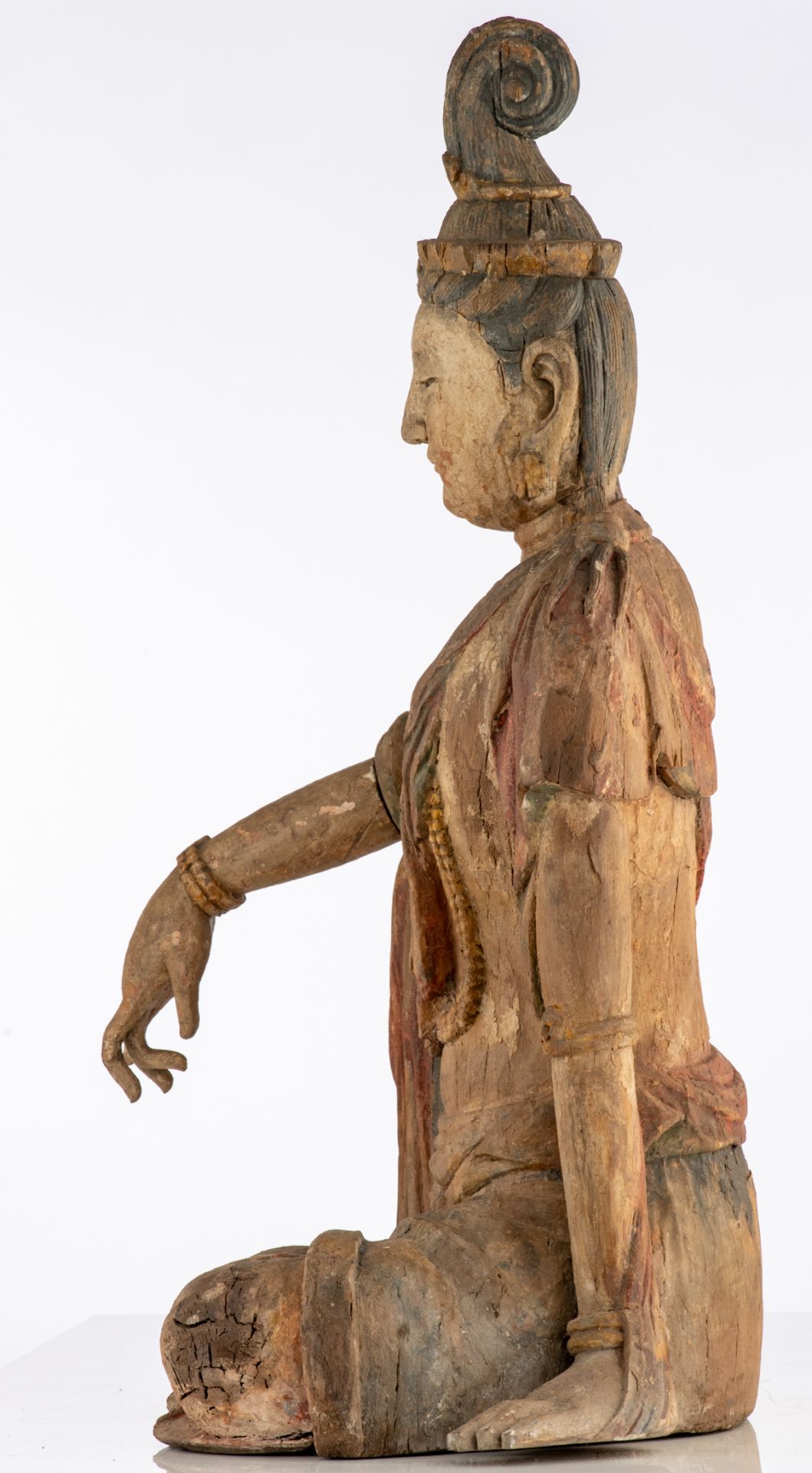 Wooden Guanyin Pusa (Sk. Avalokitesvara) sits in dawang youxizi (Sk. Maharajalilasana), 15th - 16thC - Bild 2 aus 4