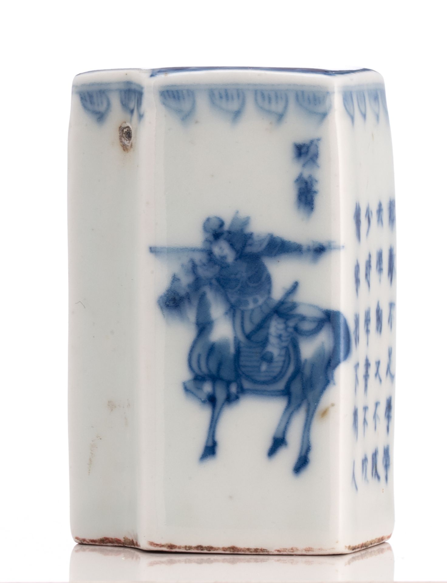A Chinese hexagonal blue and white seal, decorated with warriors and calligraphic text, H 7,5 cm - Bild 2 aus 7