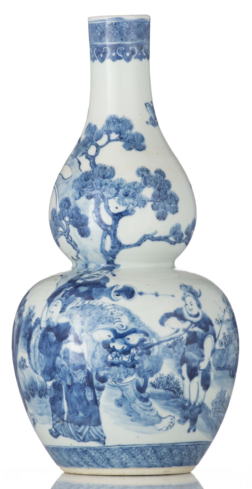 A Chinese blue and white double gourd vase, overall decorated with officials, their attendants and a - Bild 2 aus 6