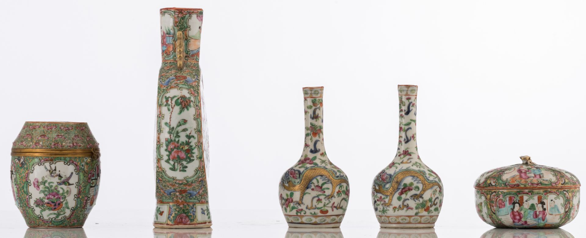 A lot of various Chinese Canton porcelain items, decorated with court scenes, birds and flower branc - Bild 3 aus 7