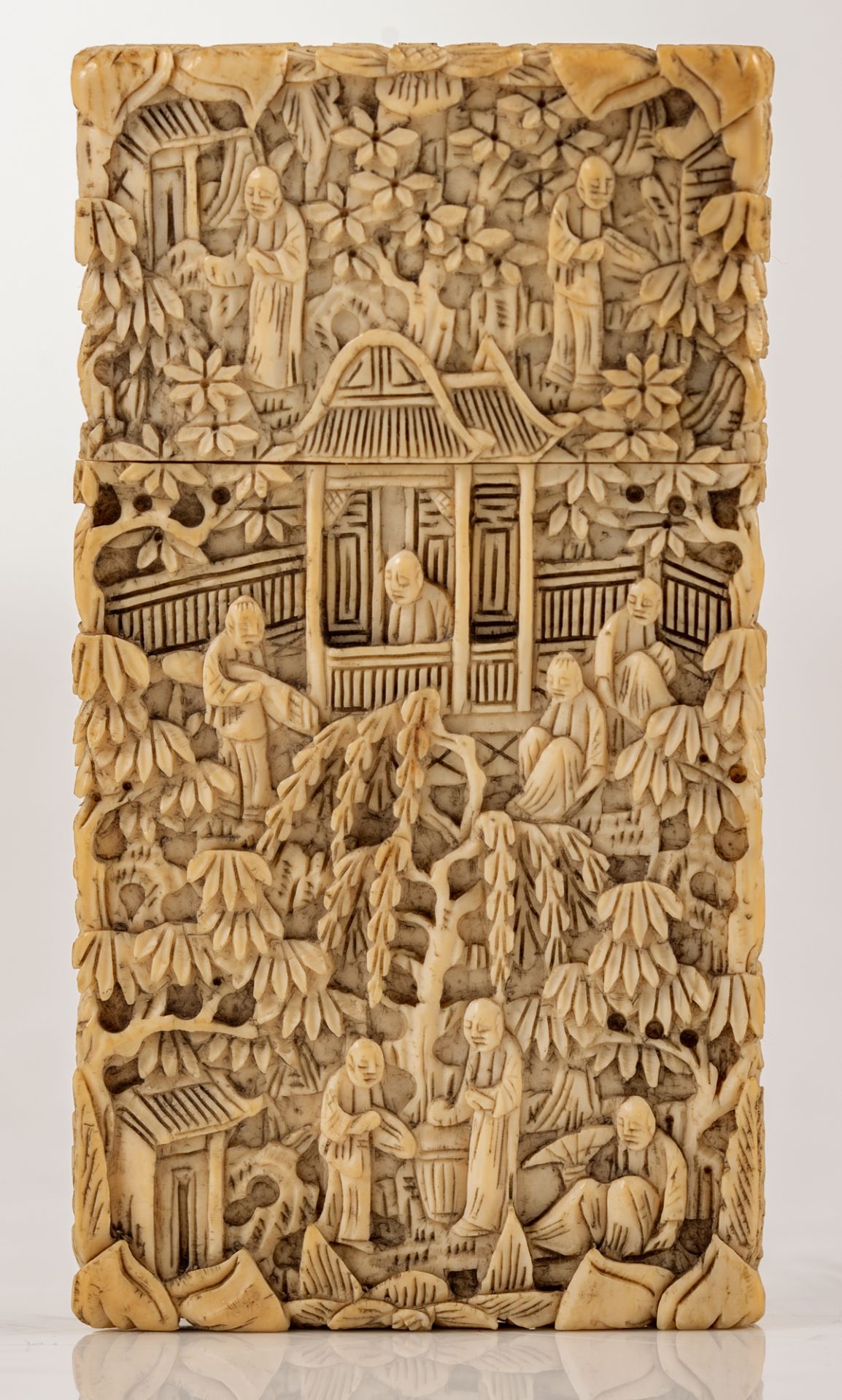 A fine sculpted Chinese ivory card case with figures in a garden and terrace setting, last quarter o - Image 2 of 5
