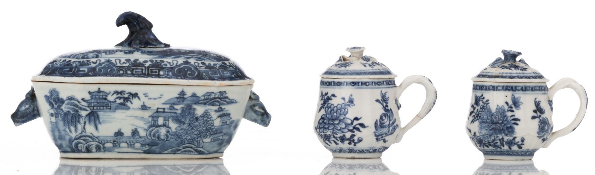 A lot of various Chinese blue and white porcelain items, consisting of two large bowls, a small ture - Bild 8 aus 11