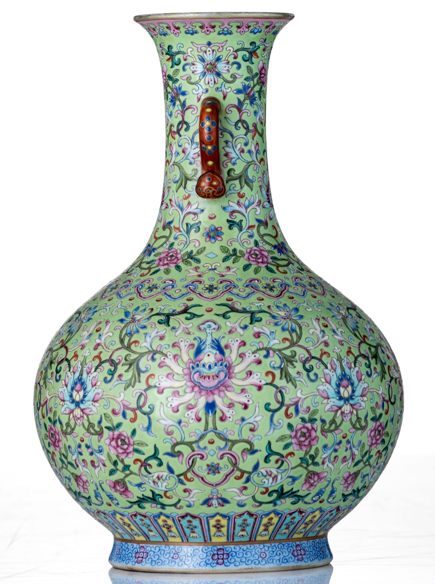 A Chinese green ground floral decorated bottle vase, the handles ruyi shaped, with a Jiaqing seal ma - Bild 4 aus 7
