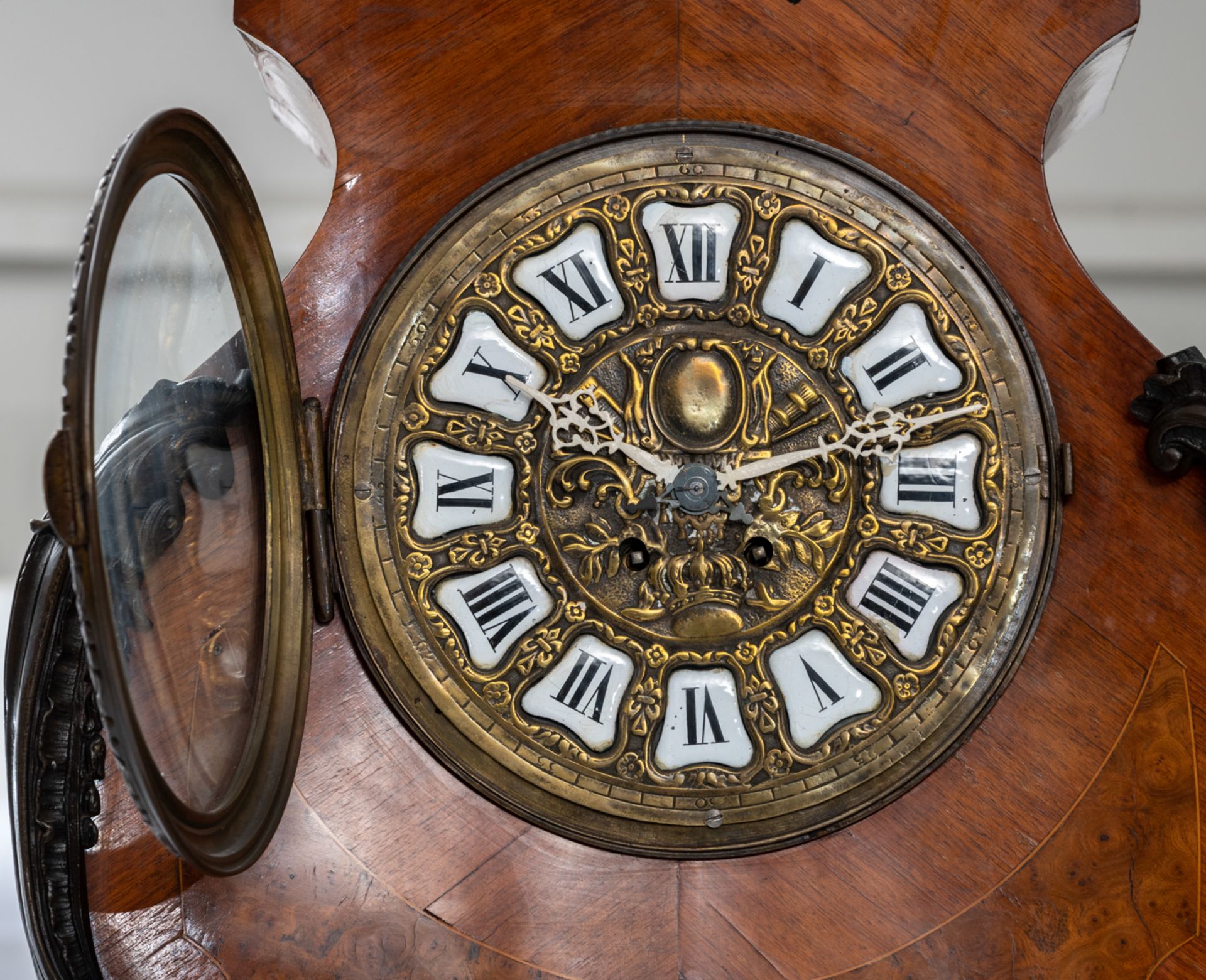 An impressive 19thC violin shaped mahogany and burr-walnut veneered regulator clock on cabriole legs - Bild 2 aus 3