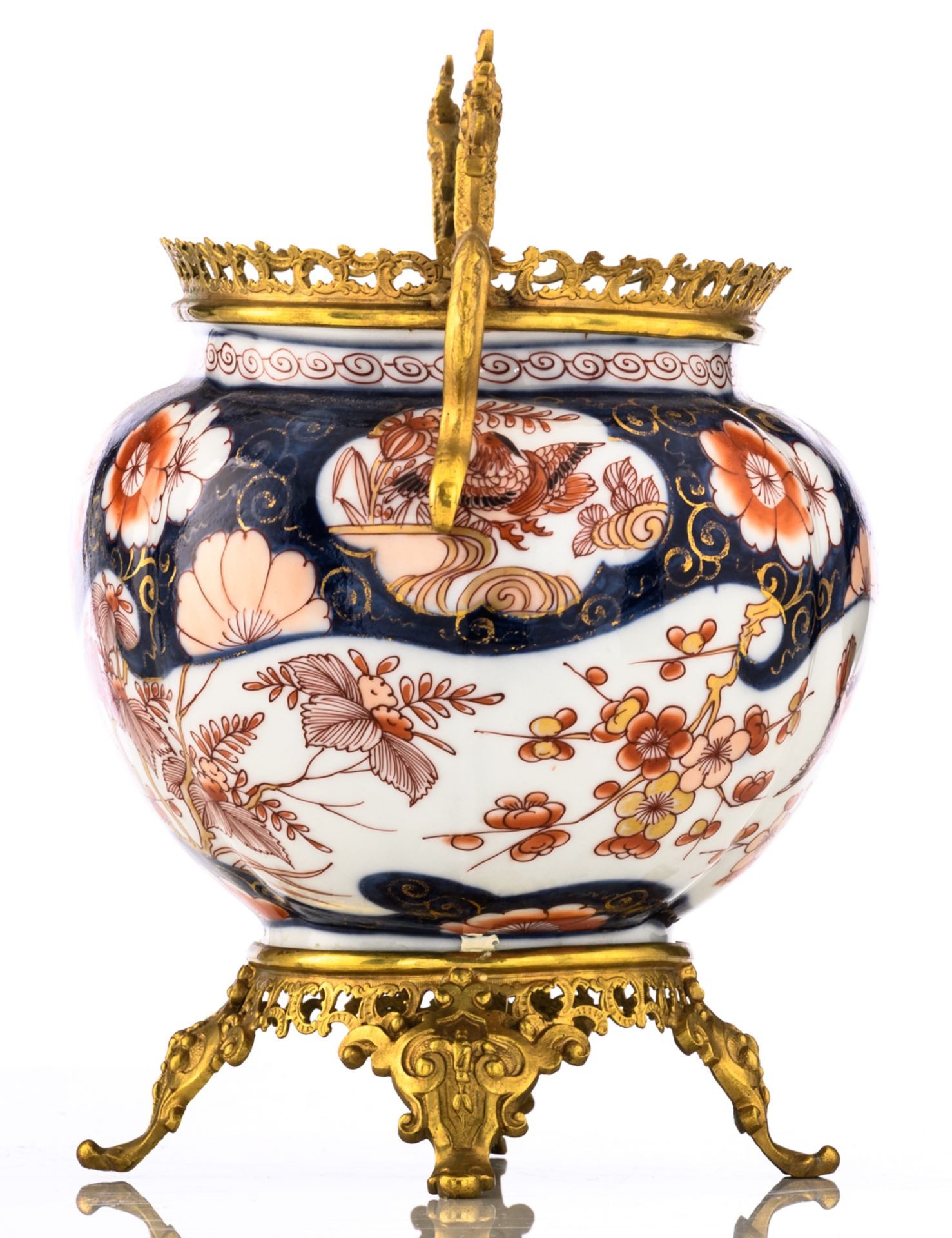 A lot of one round, two ovoid and three mounted ovoid Japanese Arita Imari porcelain basins, later 1 - Bild 13 aus 23