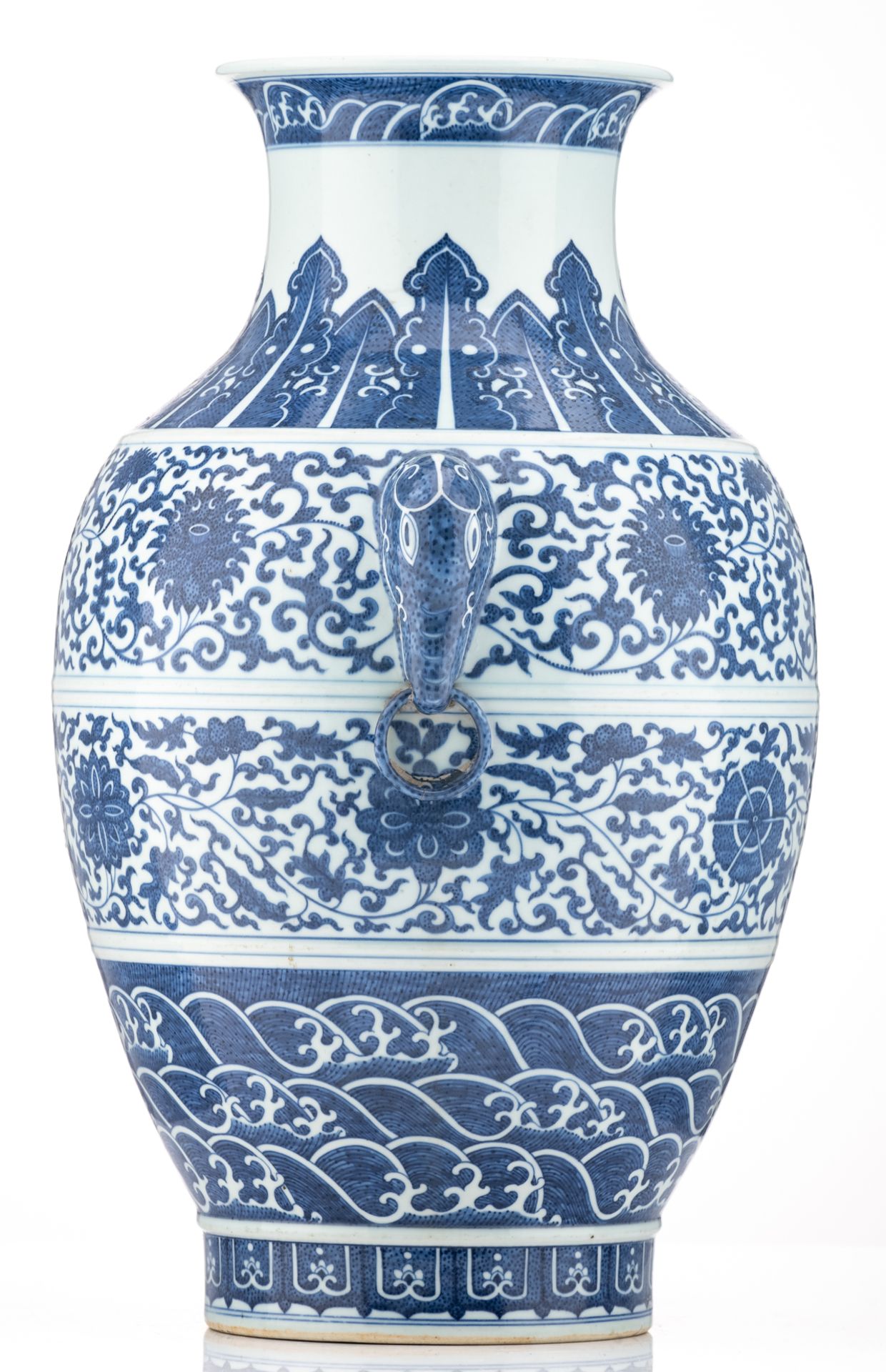 A large Chinese blue and white vase, the friezes decorated with leaves, scrolling lotus and waves, t - Bild 2 aus 6