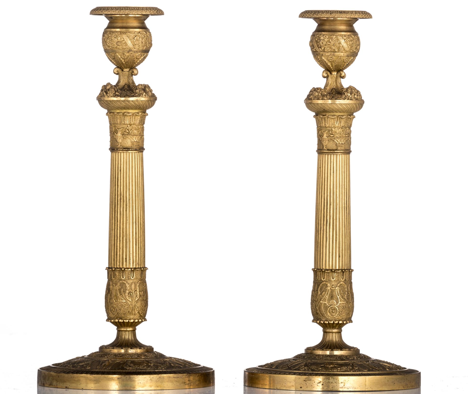 A fine pair of gilt bronze neoclassical candlesticks, first quarter of the 19thC, H 33,5 cm, ex Soth - Image 4 of 6