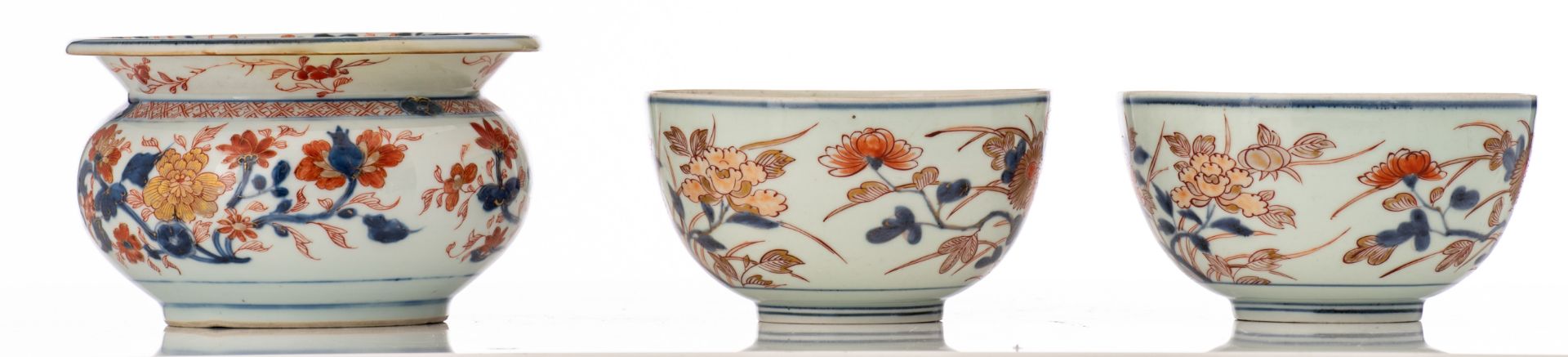 A lot of a Chinese Imari chamber pot and two bowls, decorated with flower branches, ca. 1740 - 1750, - Bild 3 aus 7