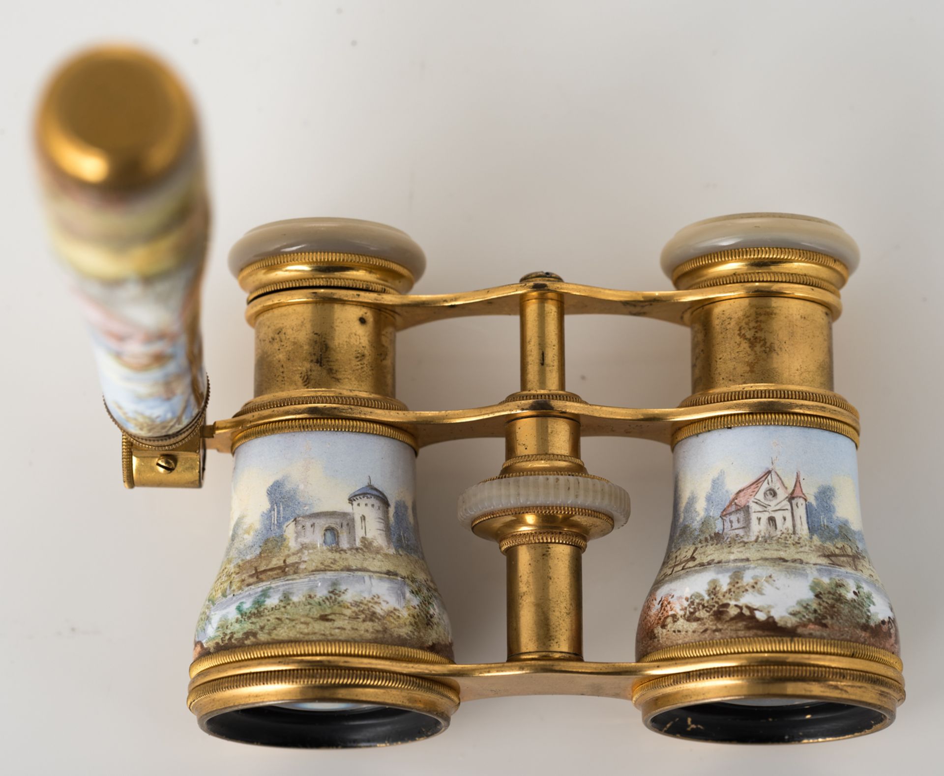 A Belle Epoque gilt brass, enamel and mother of pearl theatre binoculars, decorated with gallant sce - Bild 2 aus 11