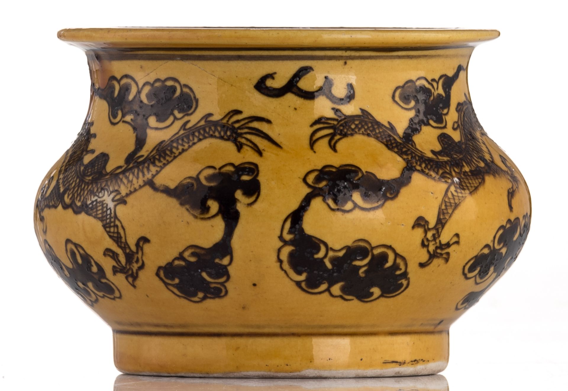 A Chinese porcelain incense burner, decorated with dragons chasing the flaming pearl, second half of - Image 4 of 7